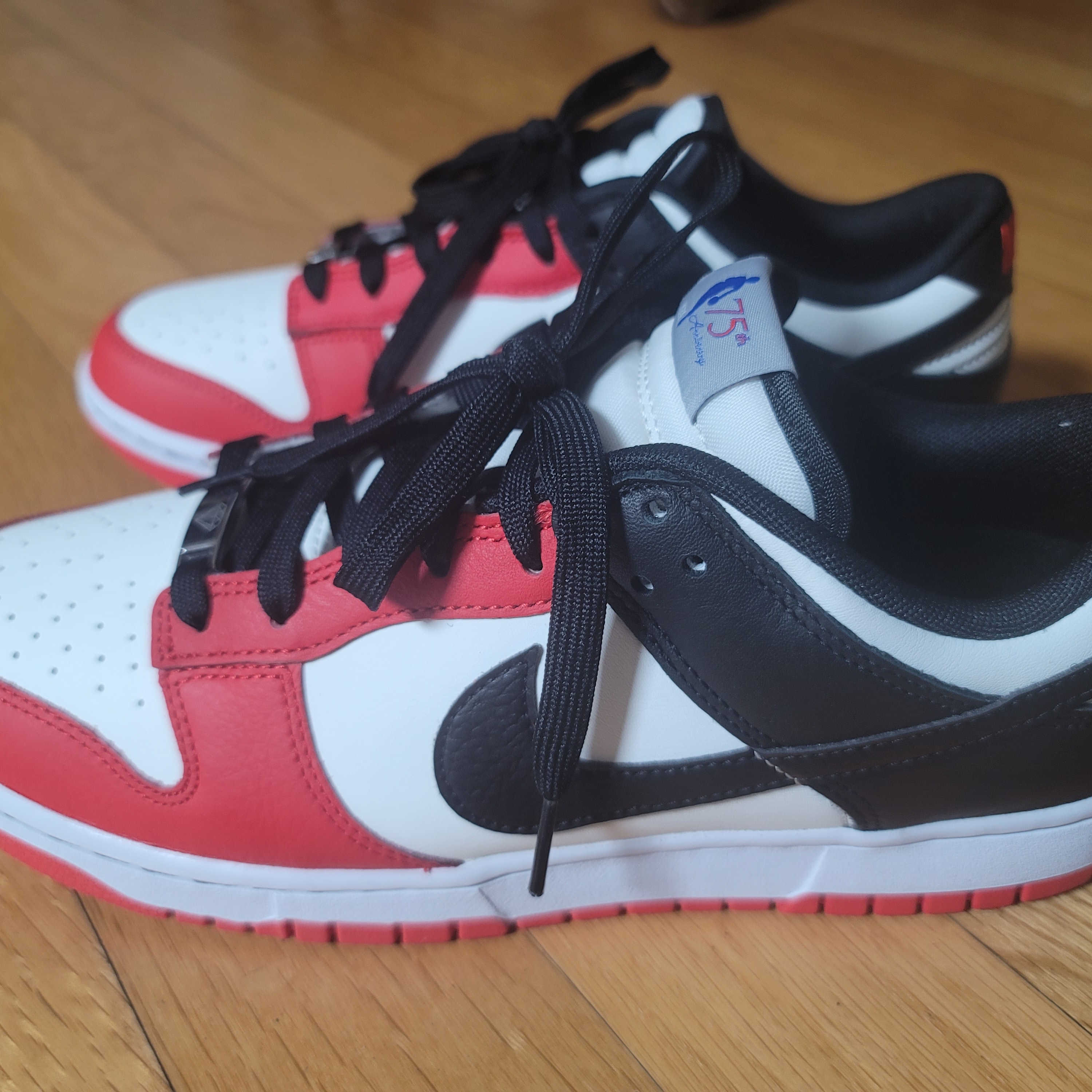 Nike x NBA Dunk Low Retro EMB Black and Chile Red 착용 스타일 - 1