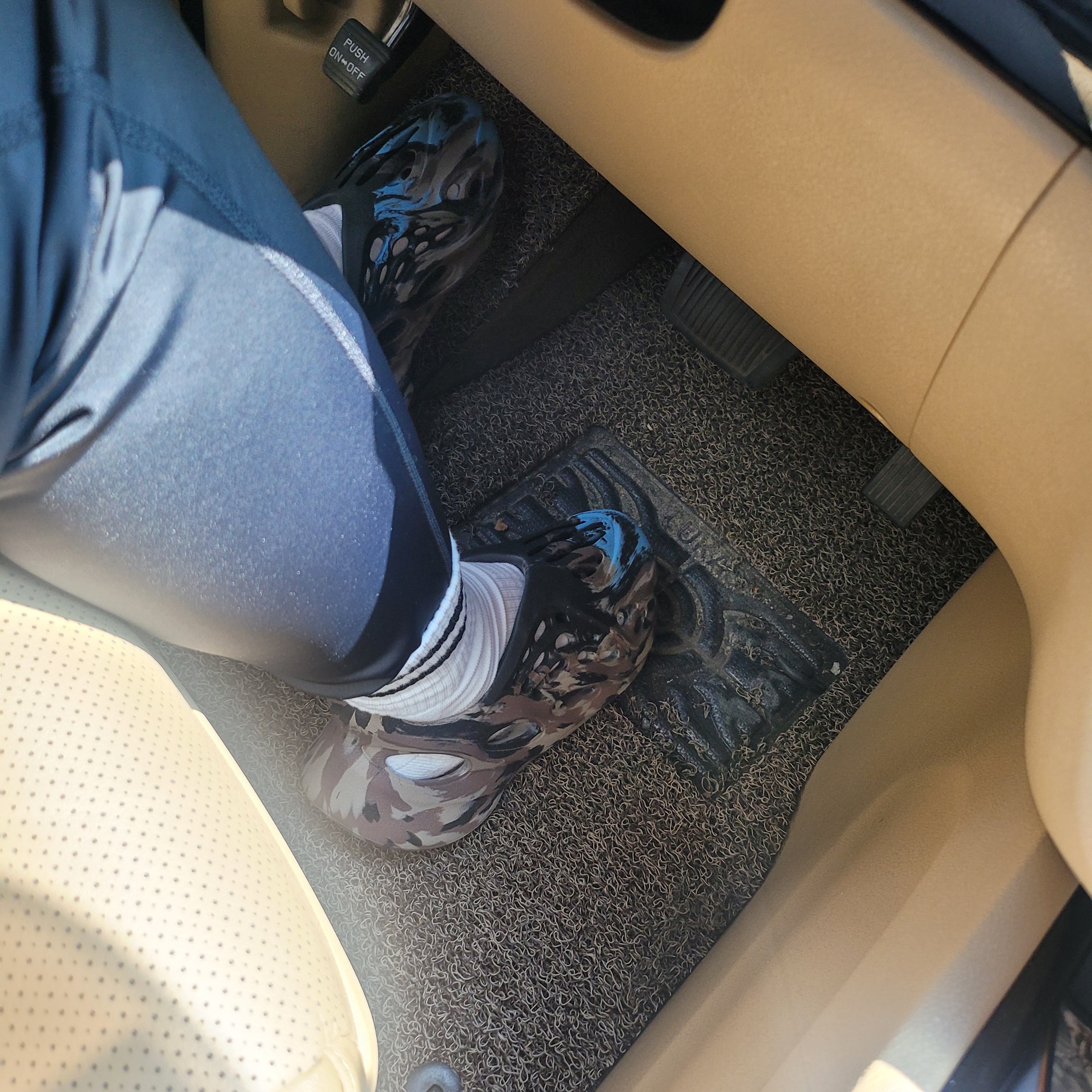 Adidas Yeezy Foam RNNR MX Cinder 착용 스타일