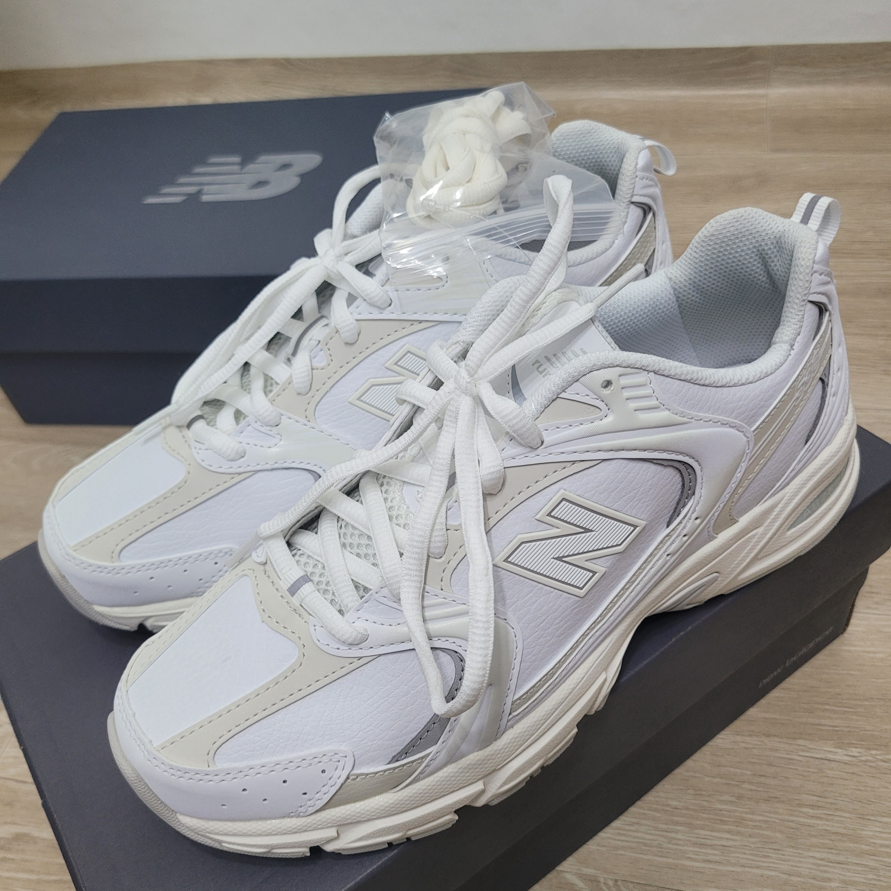 New Balance 530 White Cream 착용 스타일 - 1