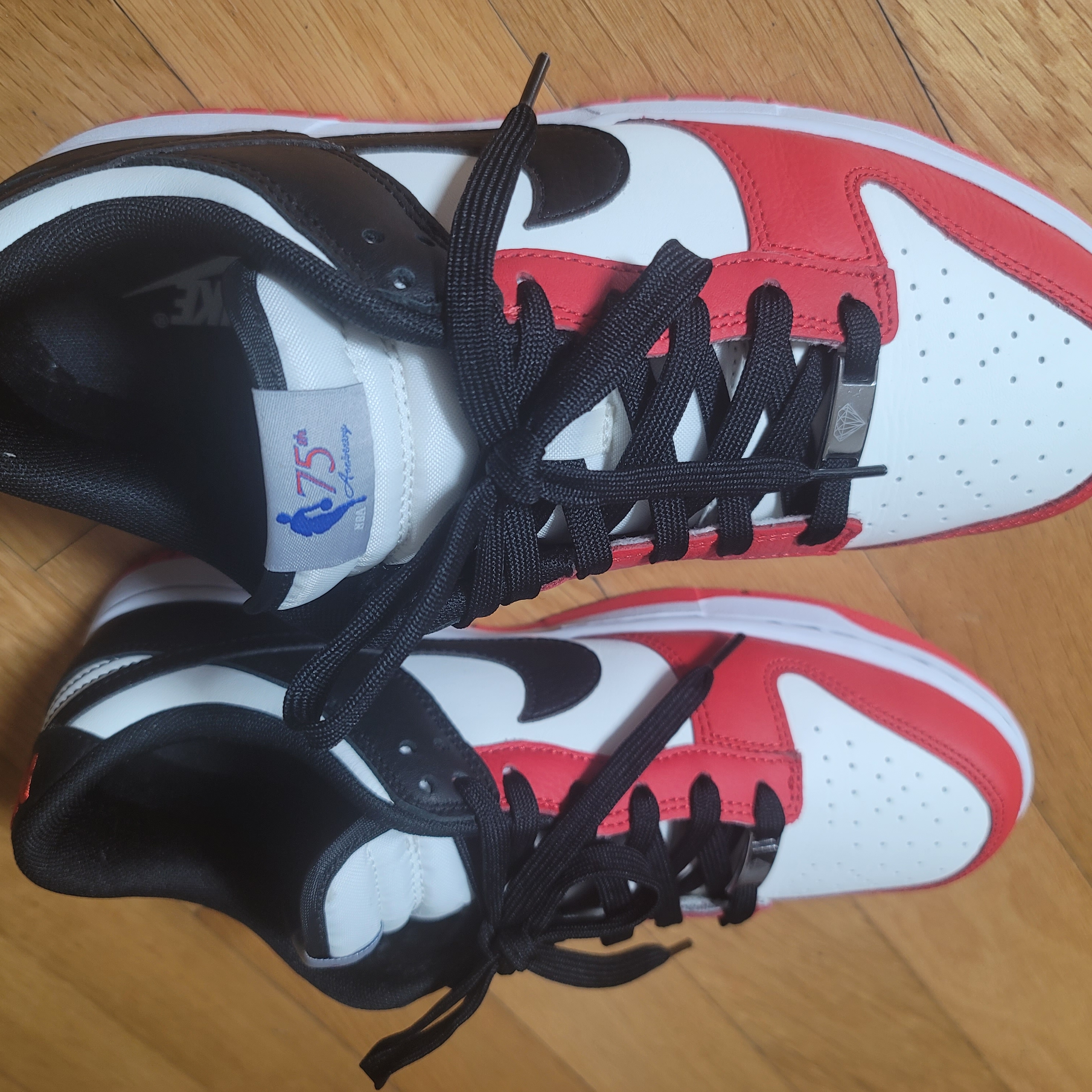 Nike x NBA Dunk Low Retro EMB Black and Chile Red 착용 스타일 - 2