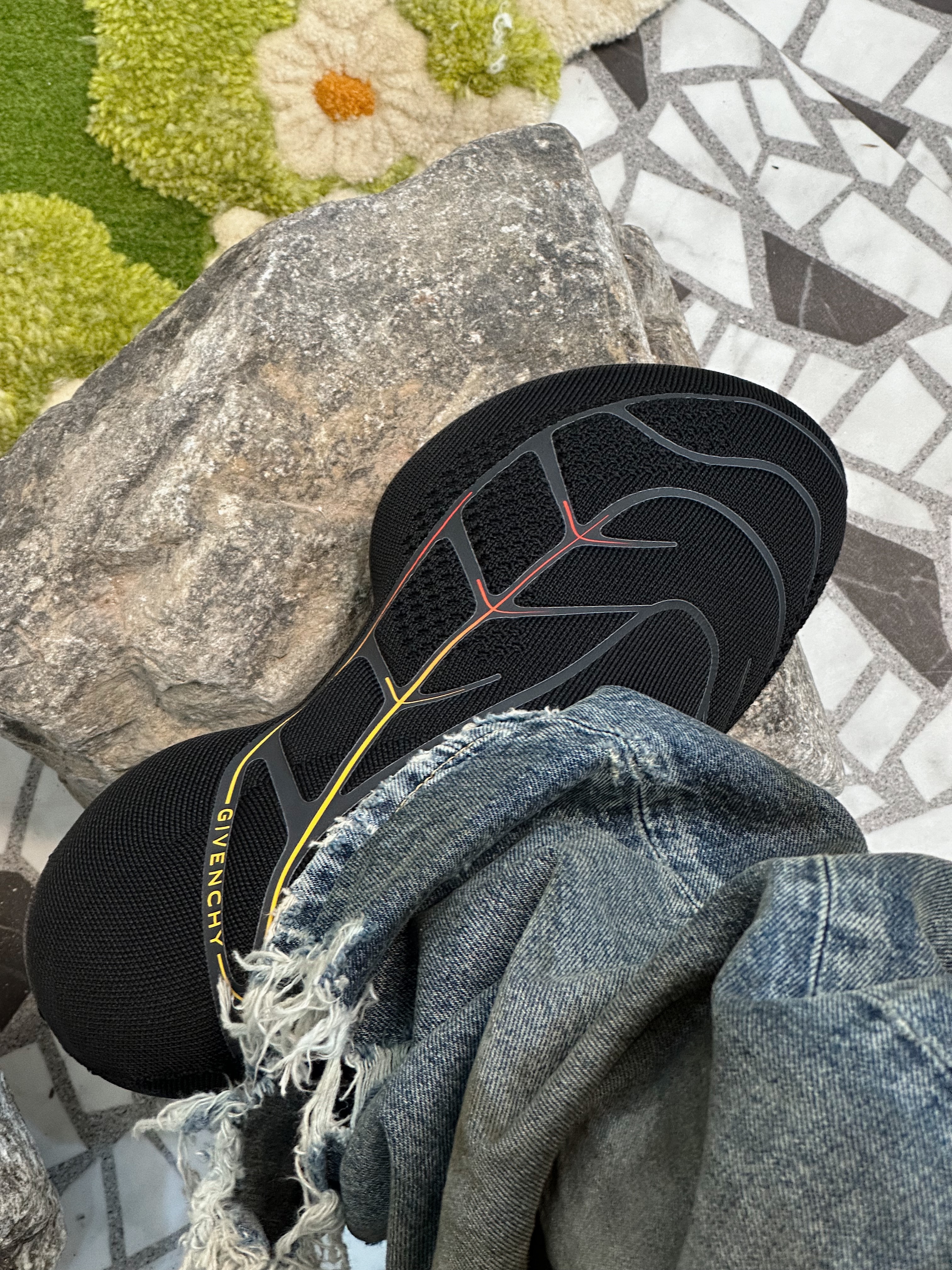 Balenciaga Large Baggy Jeans in Blue Coated Soft Denim, Balenciaga x Adidas Large Baggy Trousers Black 착용 스타일 - 2