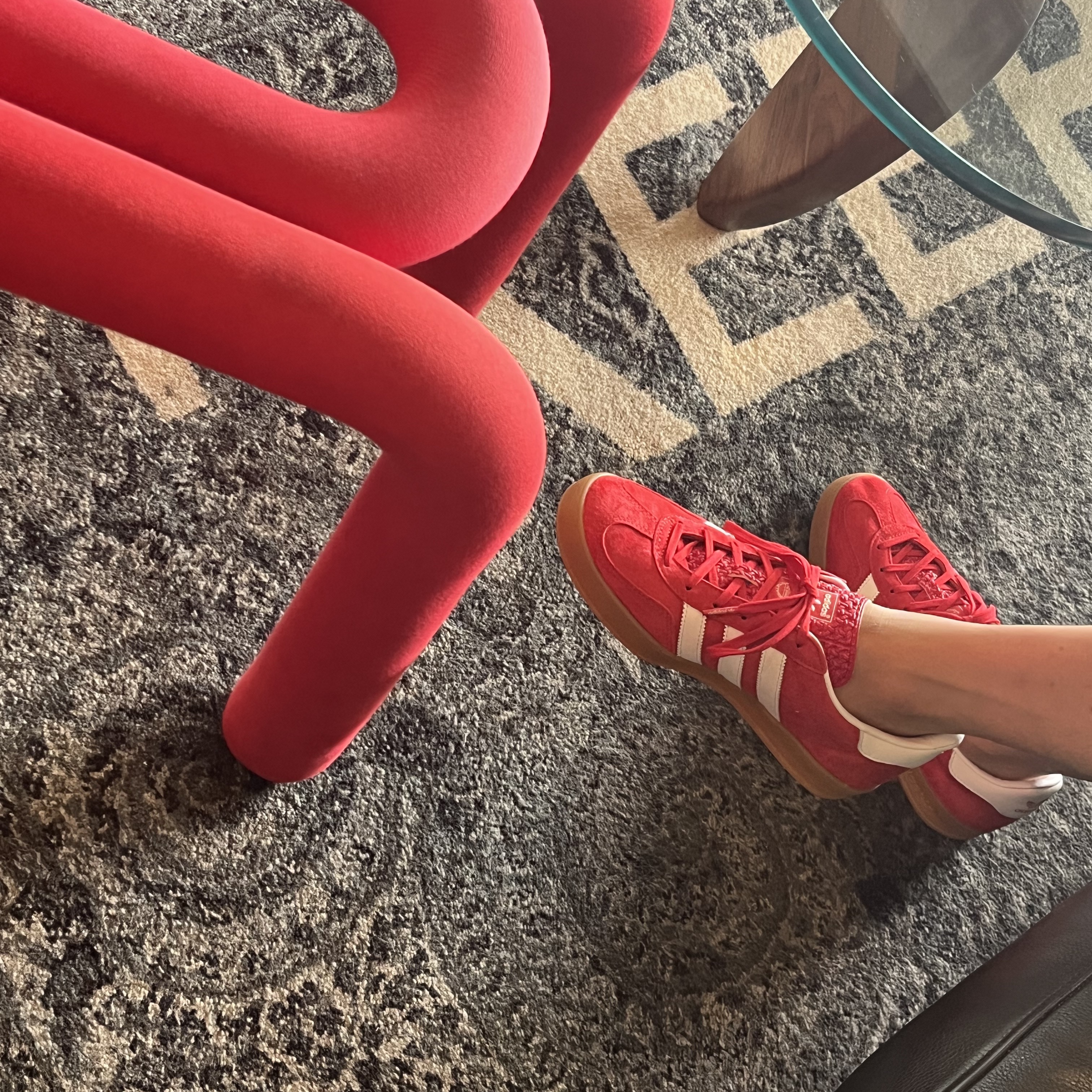 Adidas Gazelle Indoor Scarlet 착용 스타일