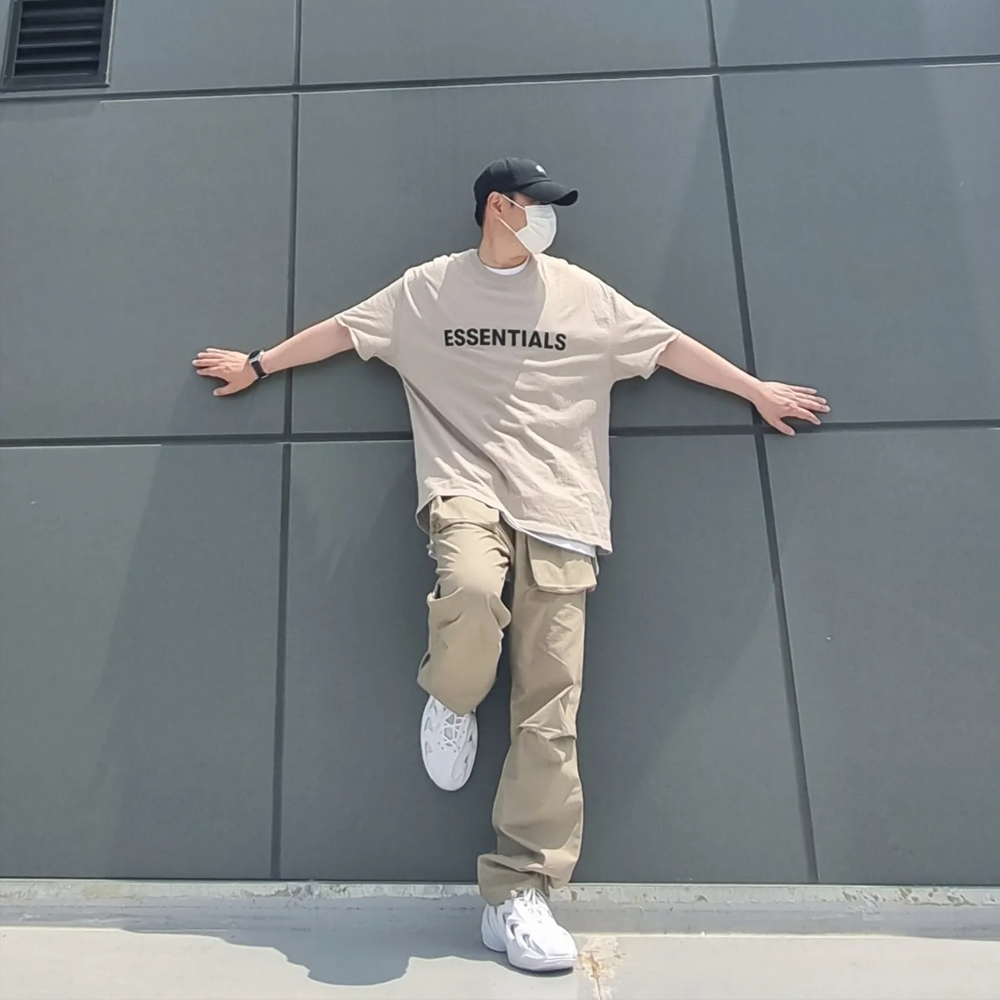 Stussy Basic Stock Low Pro Cap Black, Essentials 3D Silicon Applique Boxy T-Shirt Olive/Khaki - 20FW 착용 스타일