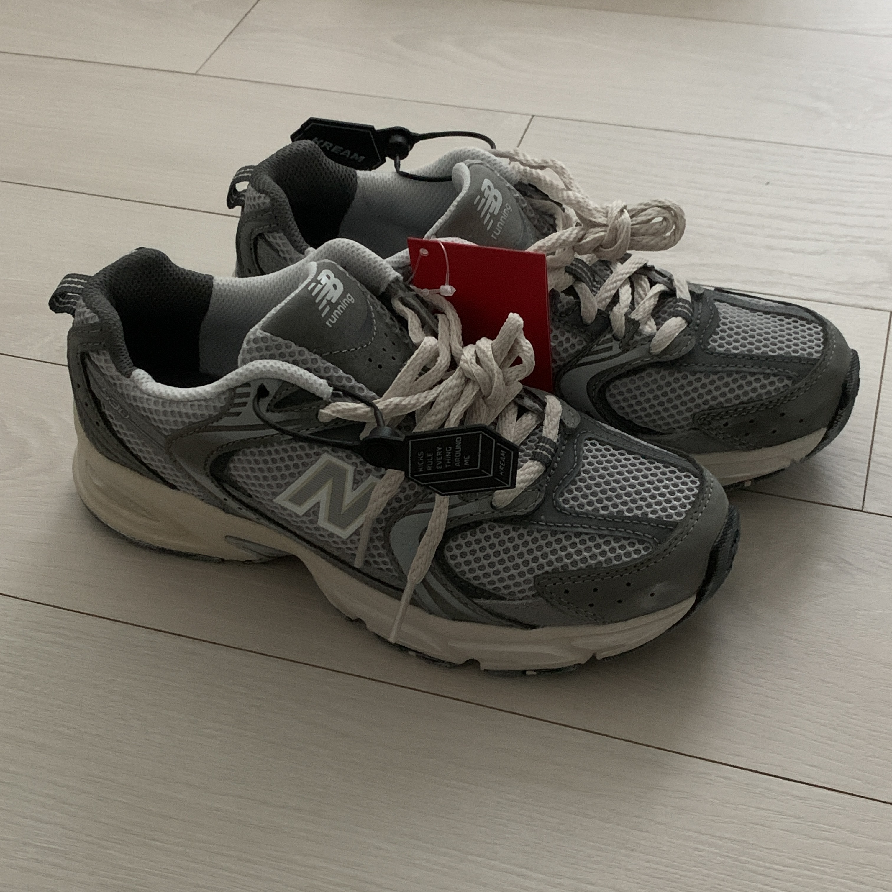 New Balance 530 Premium Vintage Grey Matter 착용 스타일