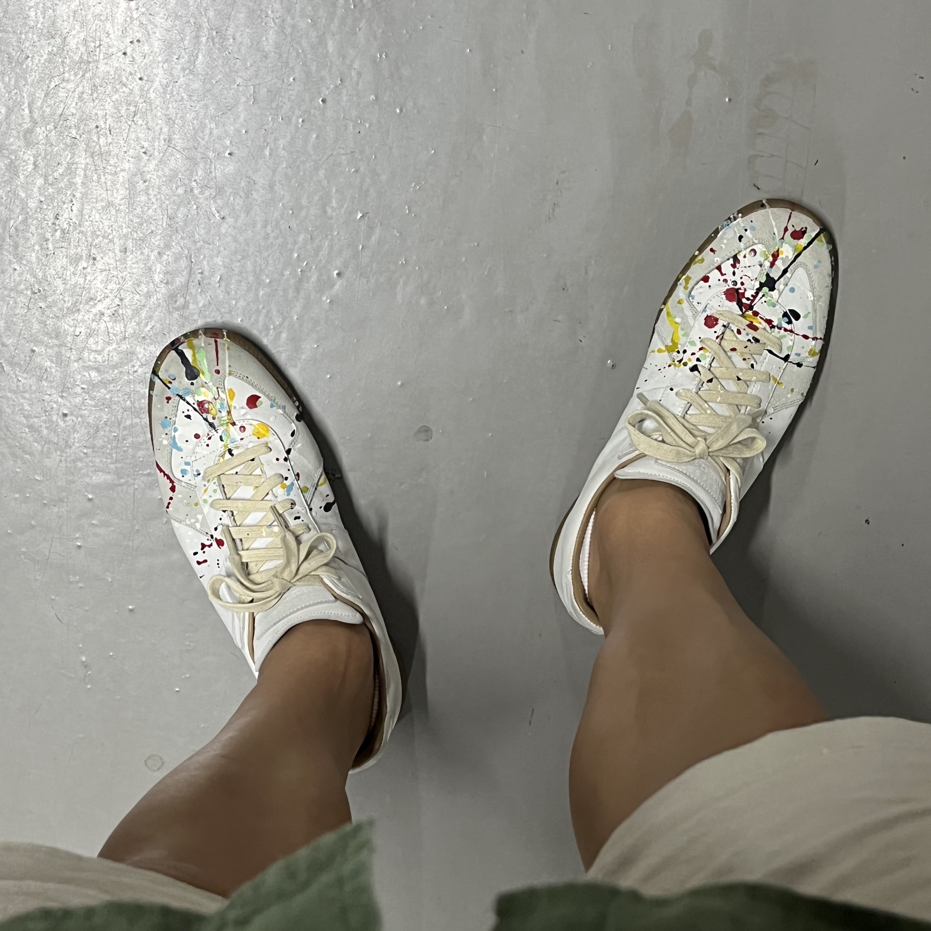 Maison Margiela Replica Paint Drop Sneakers 착용 스타일