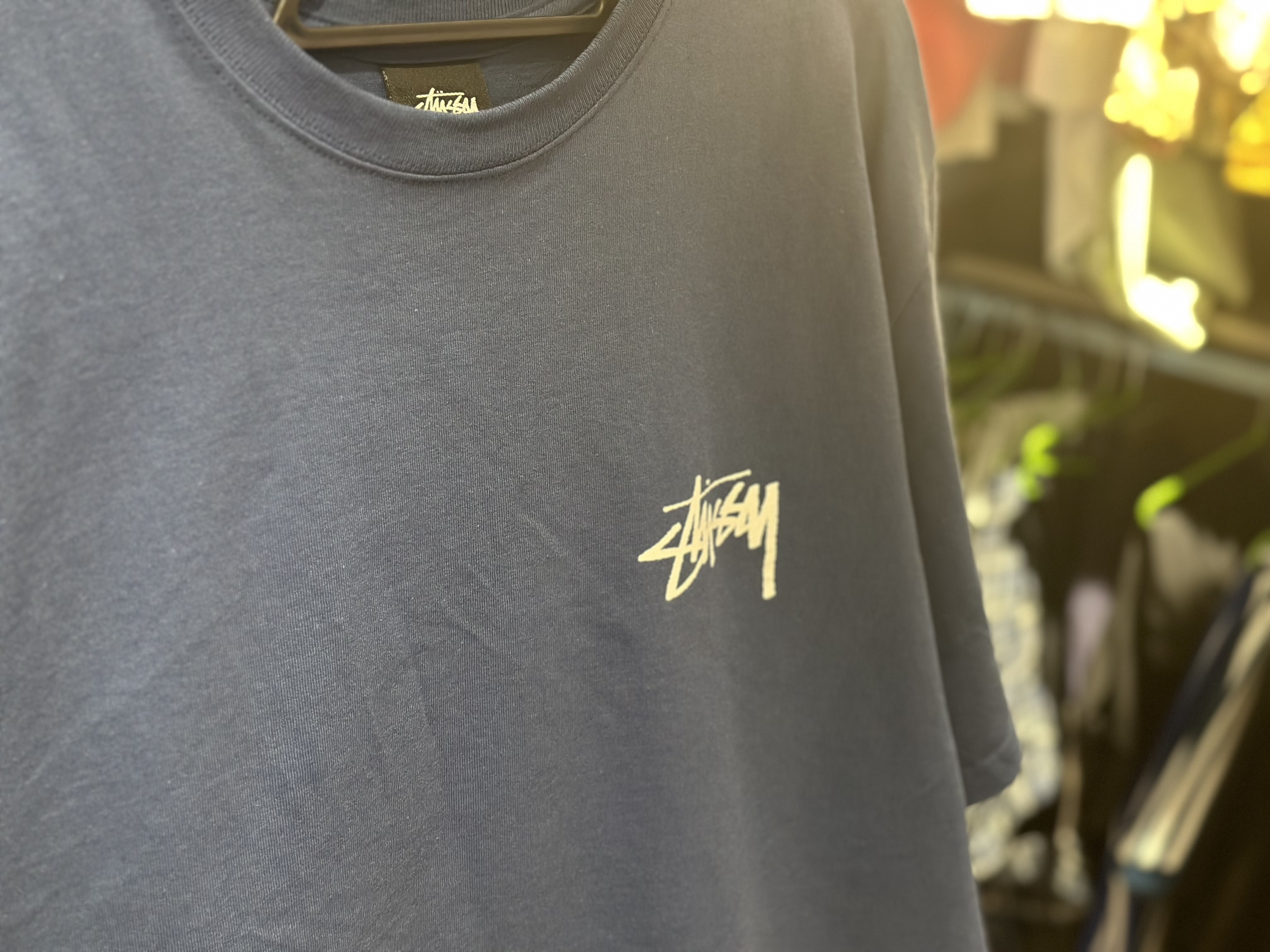 Stussy Kittens T-Shirt Midnight 착용 스타일 - 2