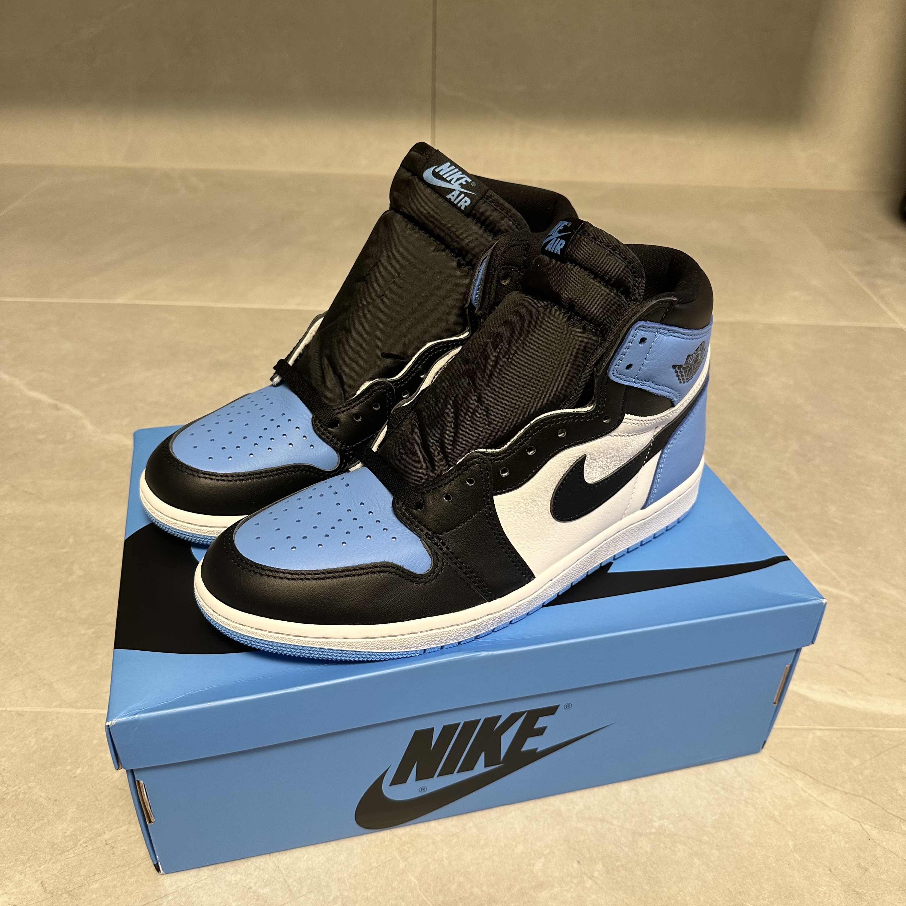 Jordan 1 Retro High OG University Blue 착용 스타일 - 2