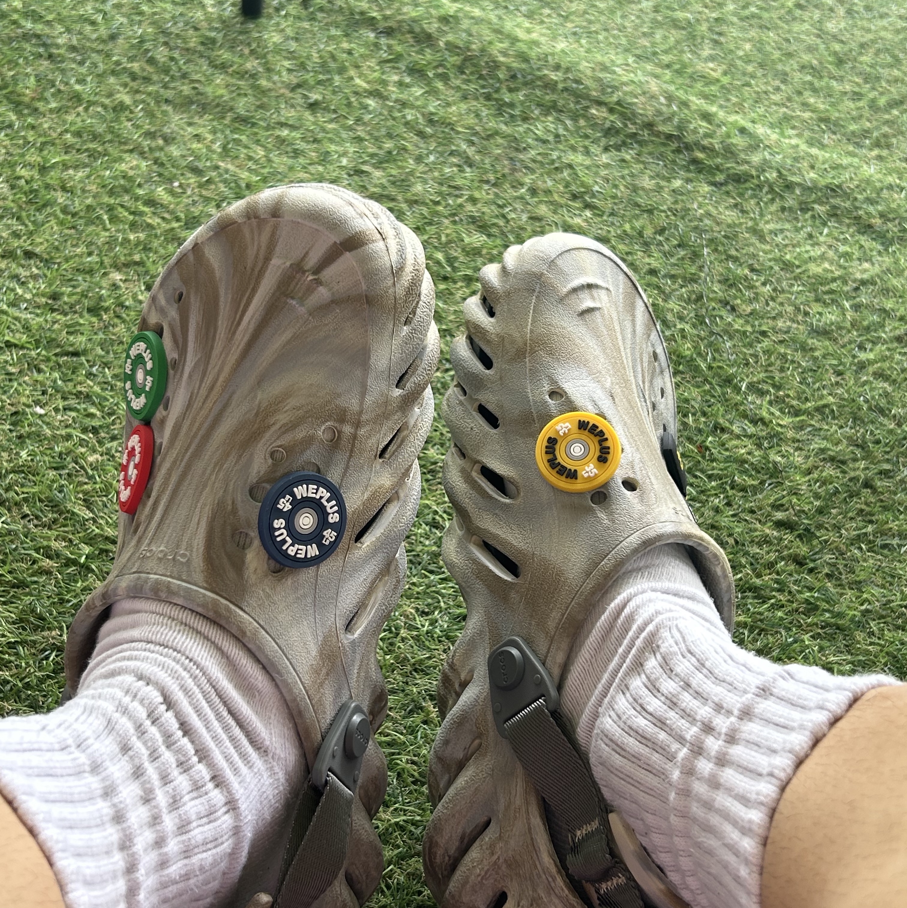 Crocs Echo Marbled Clog Bone Multi 착용 스타일