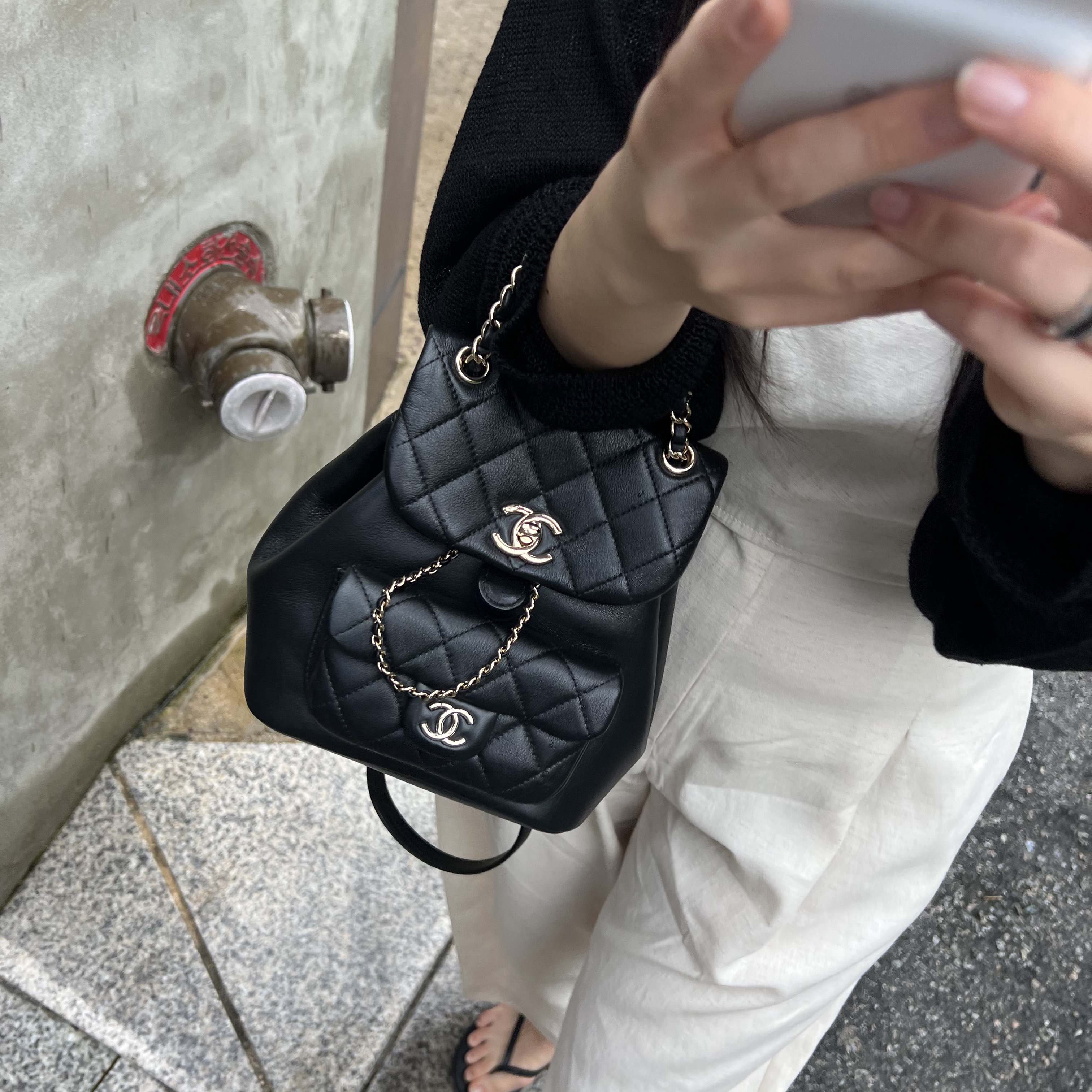 Chanel Small Backpack Calfskin & Gold Black 착용 스타일 - 1