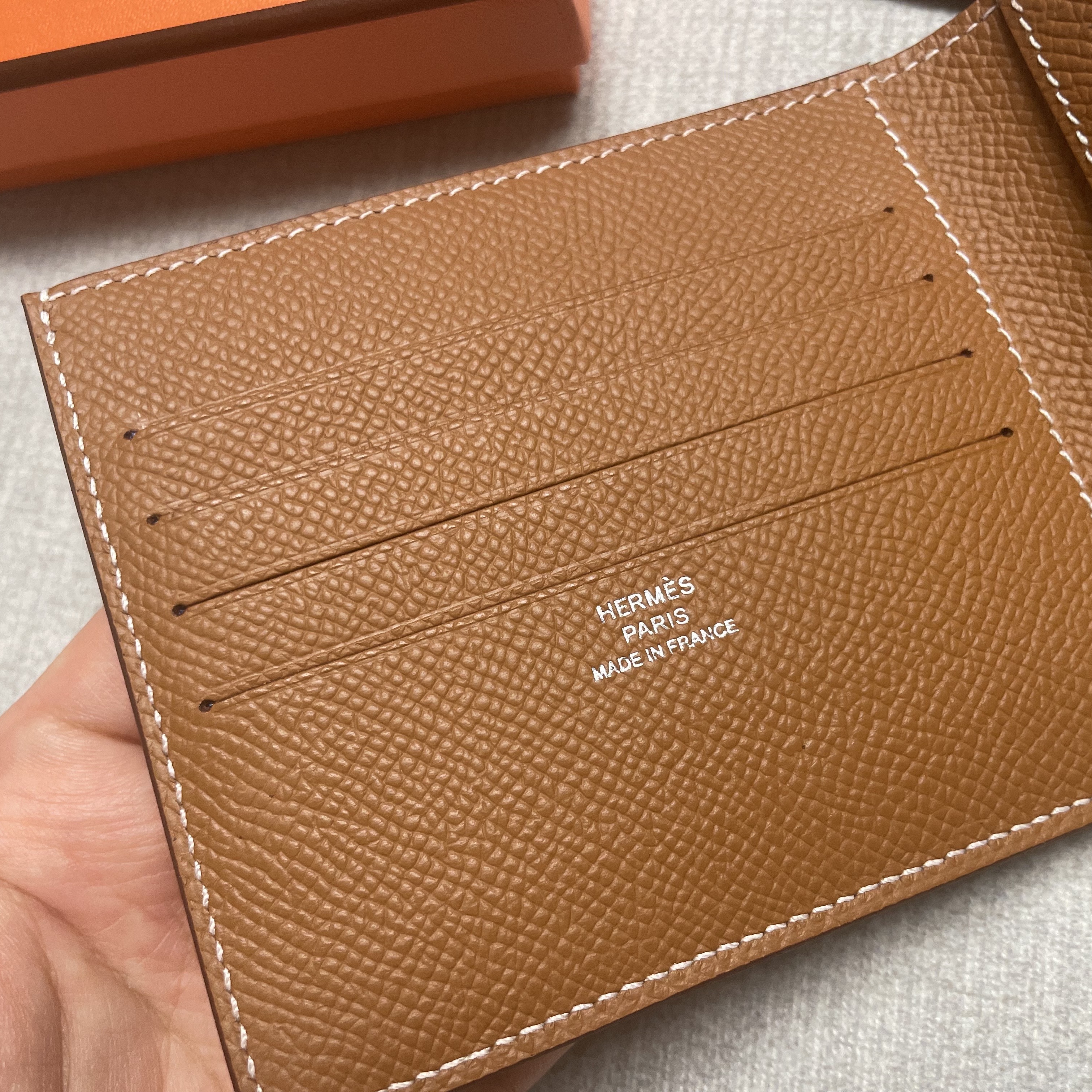 Hermes Citizen Twill Compact Wallet Epsom & Gold Bleu France Bleu Saphir 착용 스타일 - 3