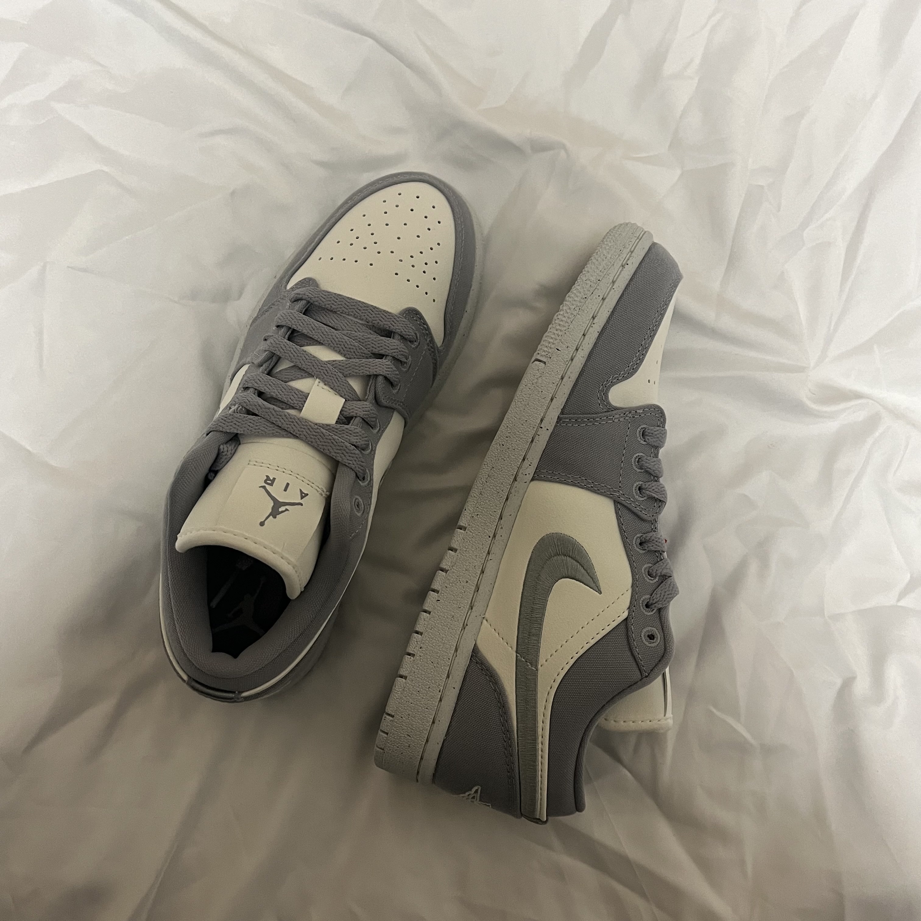 (W) Jordan 1 Low SE Light Steel Grey 착용 스타일 - 1
