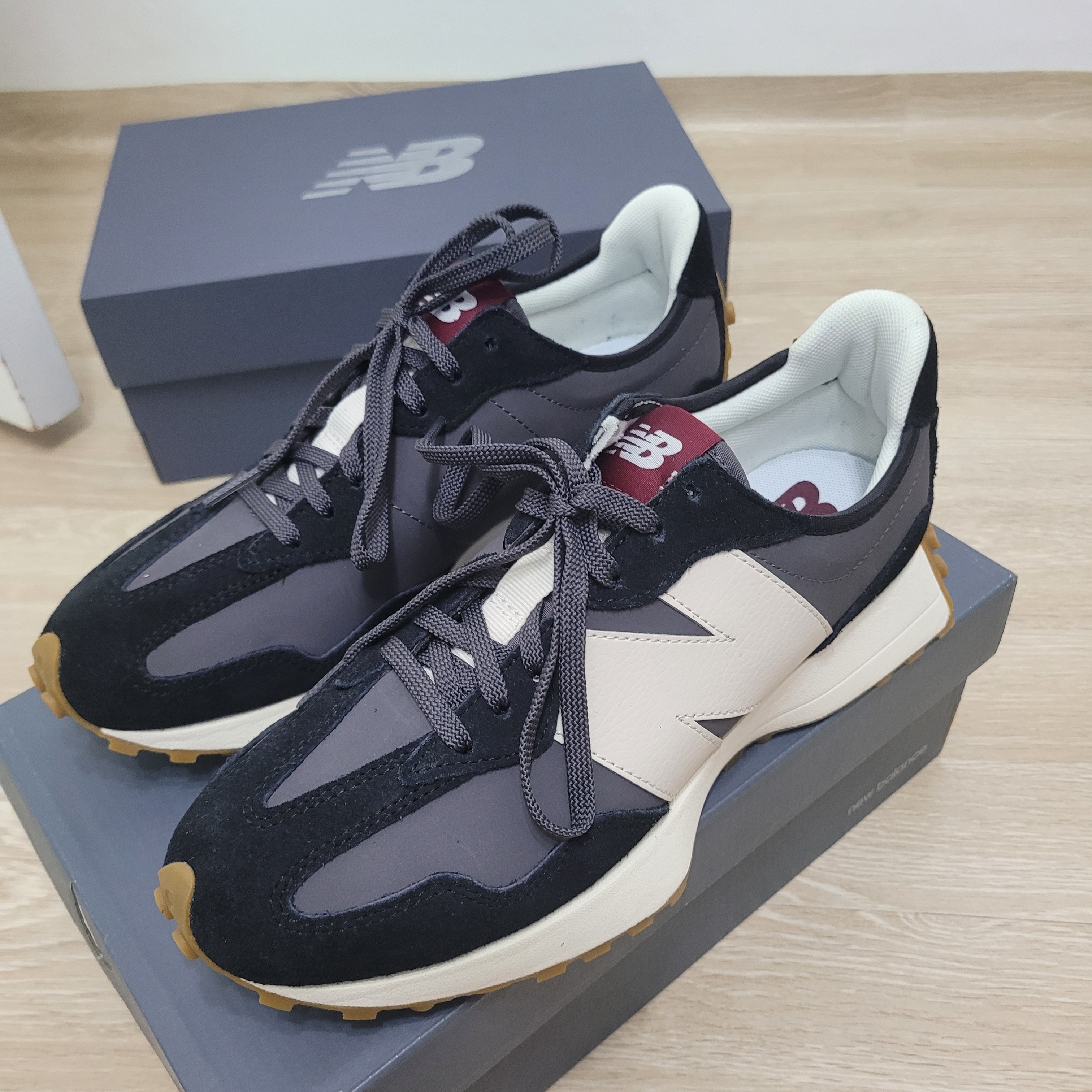 (W) New Balance 327 Black Moonbeam 착용 스타일 - 1