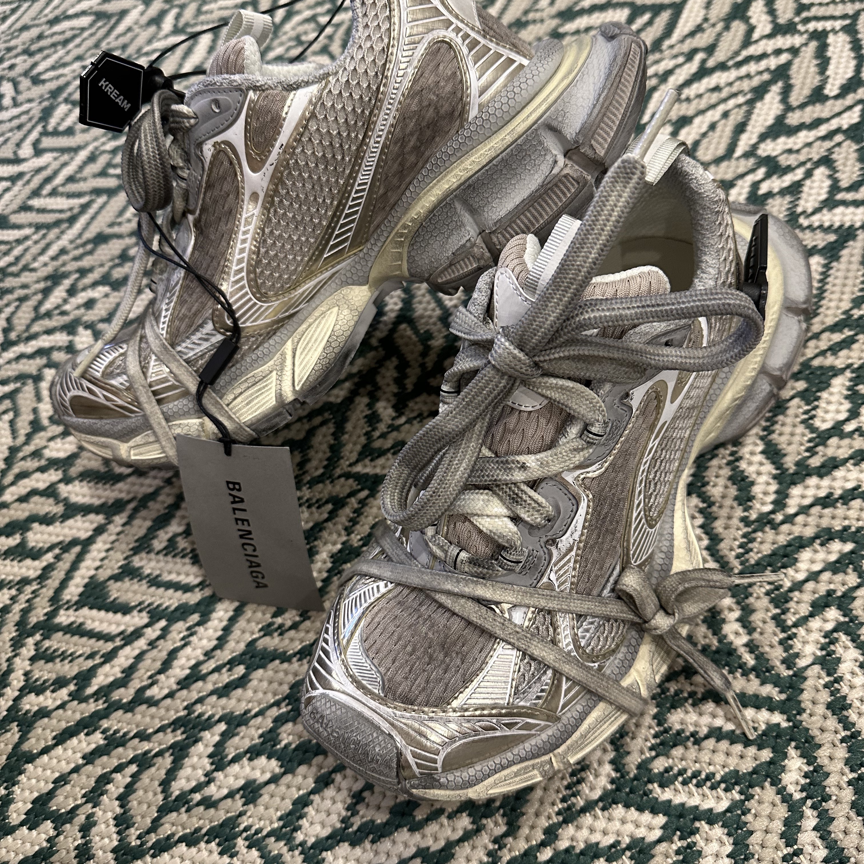 Balenciaga 3XL Sneakers Light Beige 착용 스타일 - 2