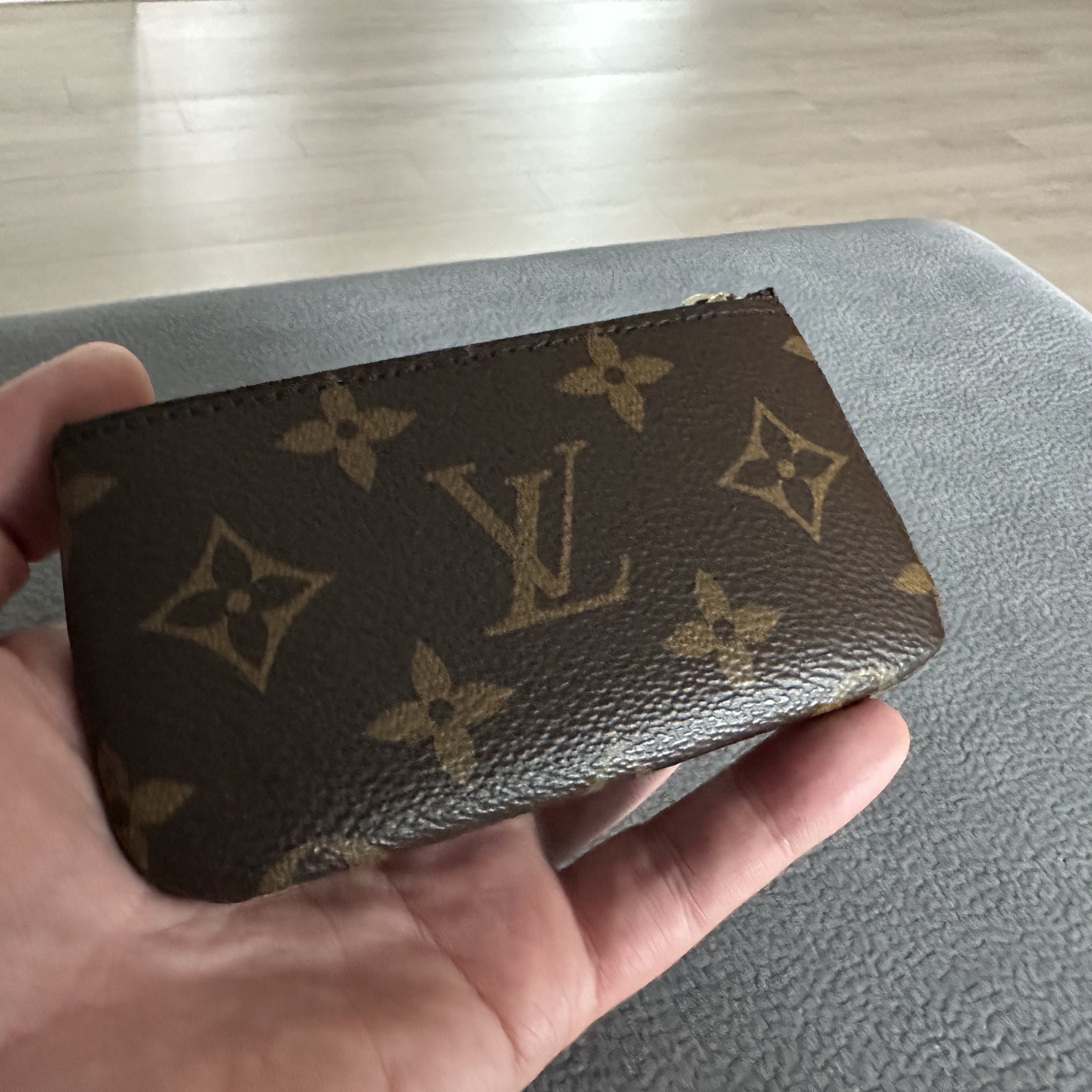 Louis Vuitton Key Pouch Monogram 착용 스타일