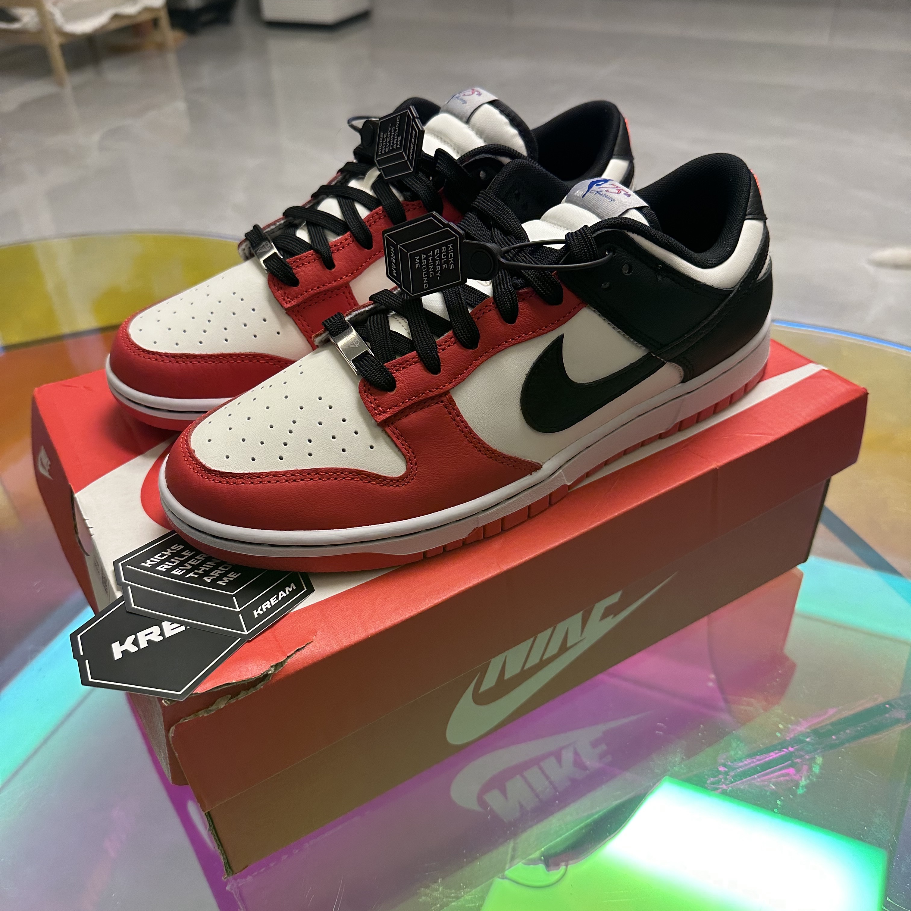 Nike x NBA Dunk Low Retro EMB Black and Chile Red 착용 스타일 - 3