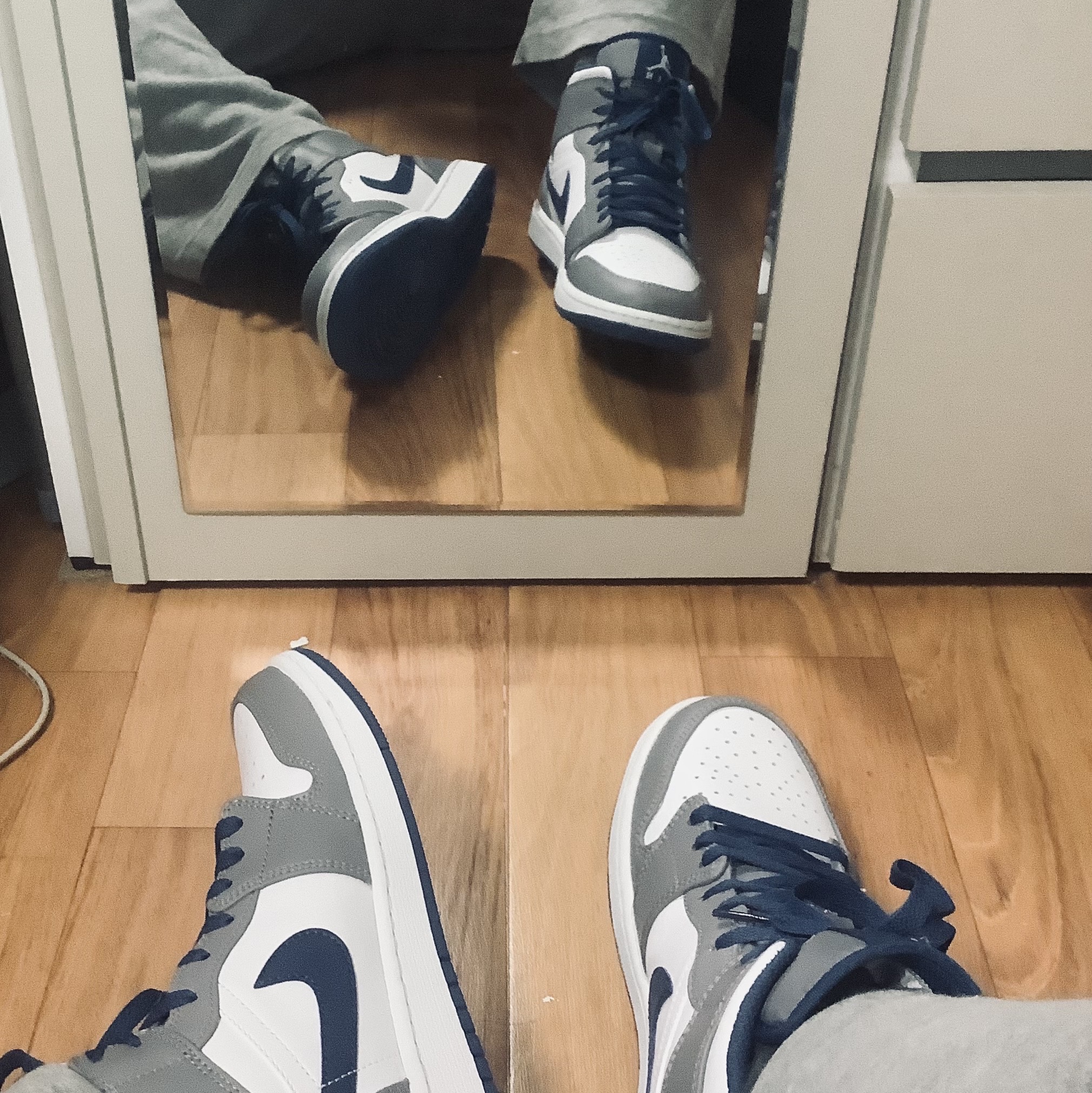 Jordan 1 Mid Cement Grey True Blue 착용 스타일