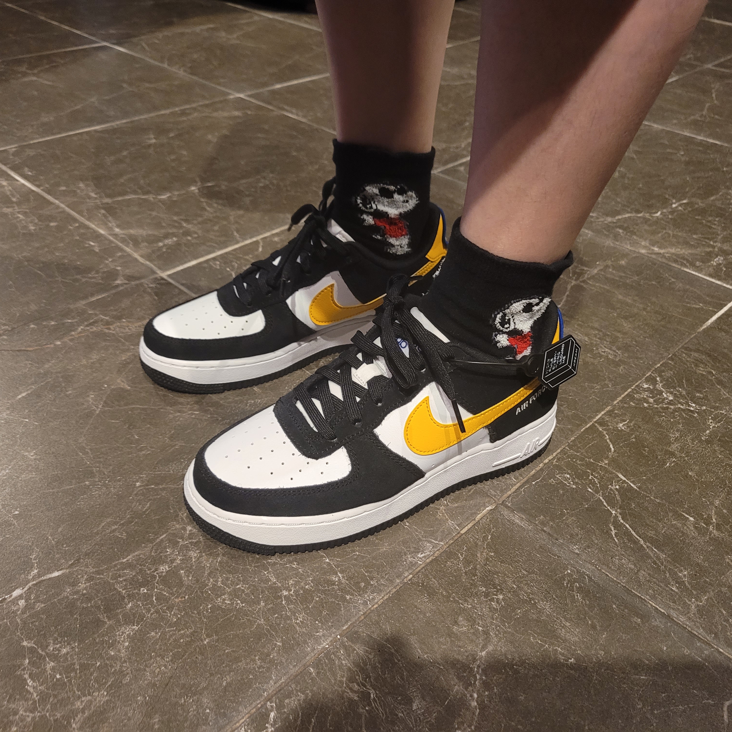 (GS) Nike Air Force 1 LV8 Athletic Club Black Dark Sulfur 착용 스타일
