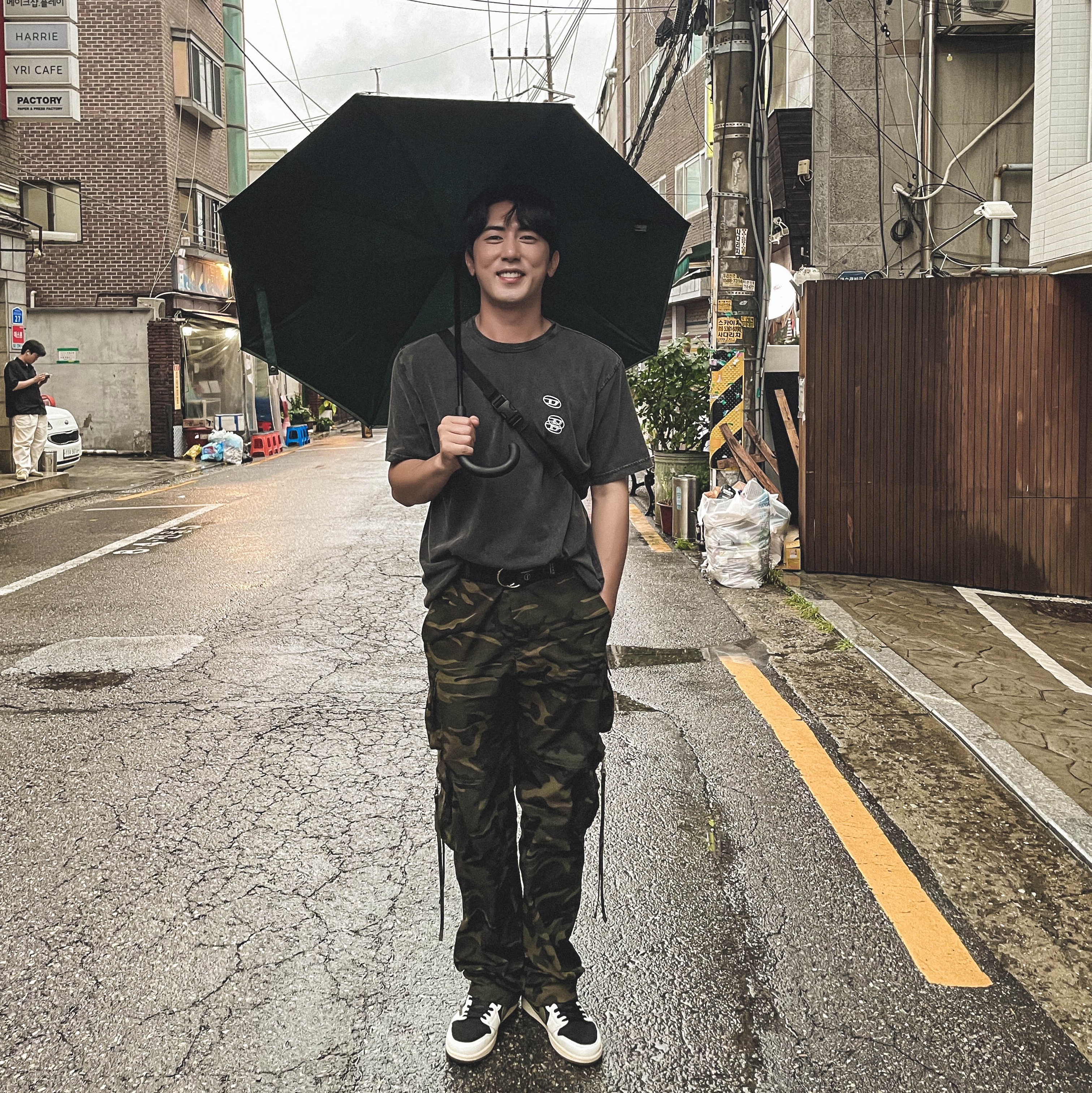(W) Jordan 1 x Travis Scott Retro Low OG SP Medium Olive, Diesel T-Just-G14 Faded T-Shirt with Triple Logo Embroidery Black 착용 스타일