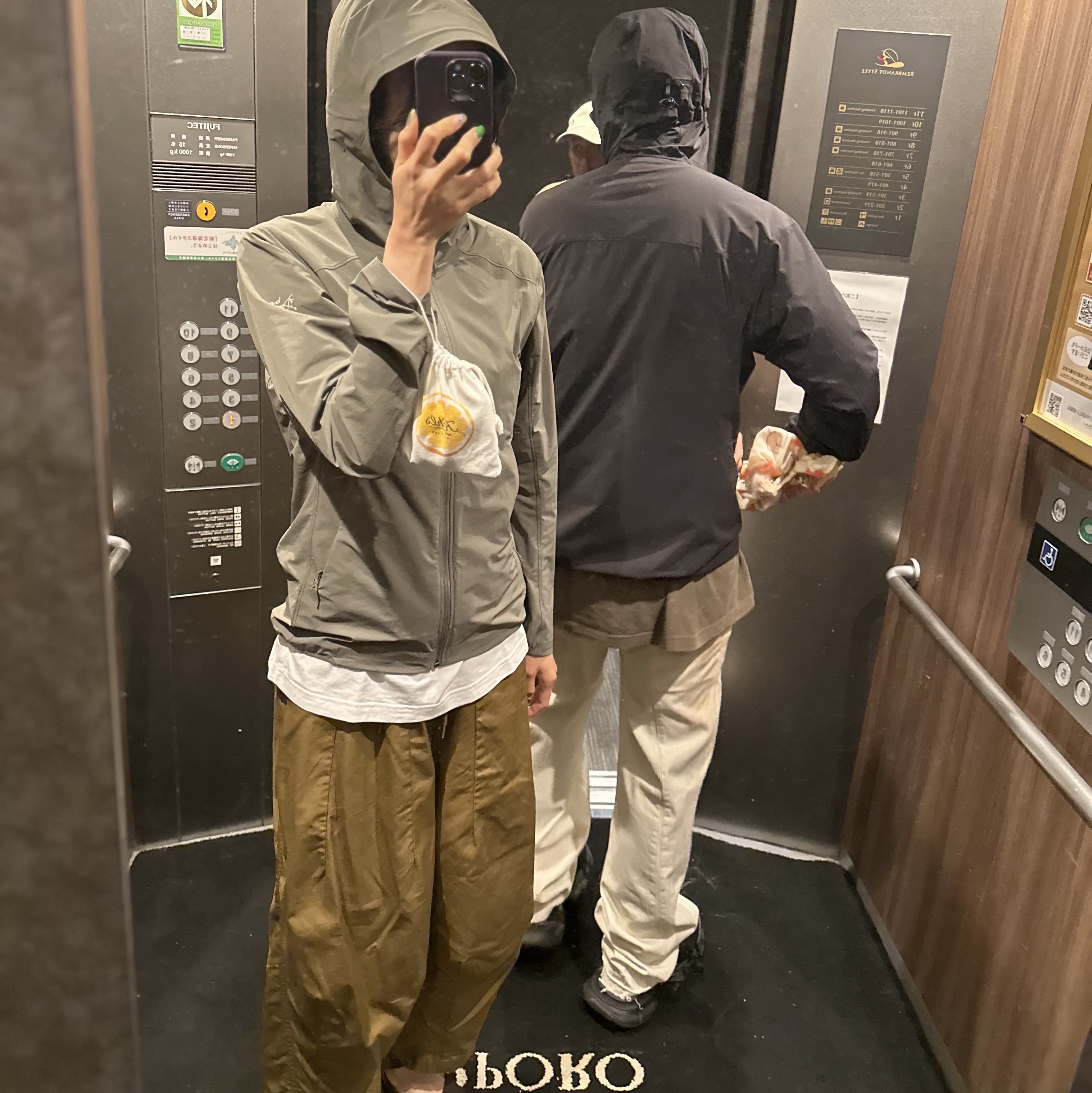 Arc'teryx Gamma Lightweight Hoody Black 착용 스타일 - 2