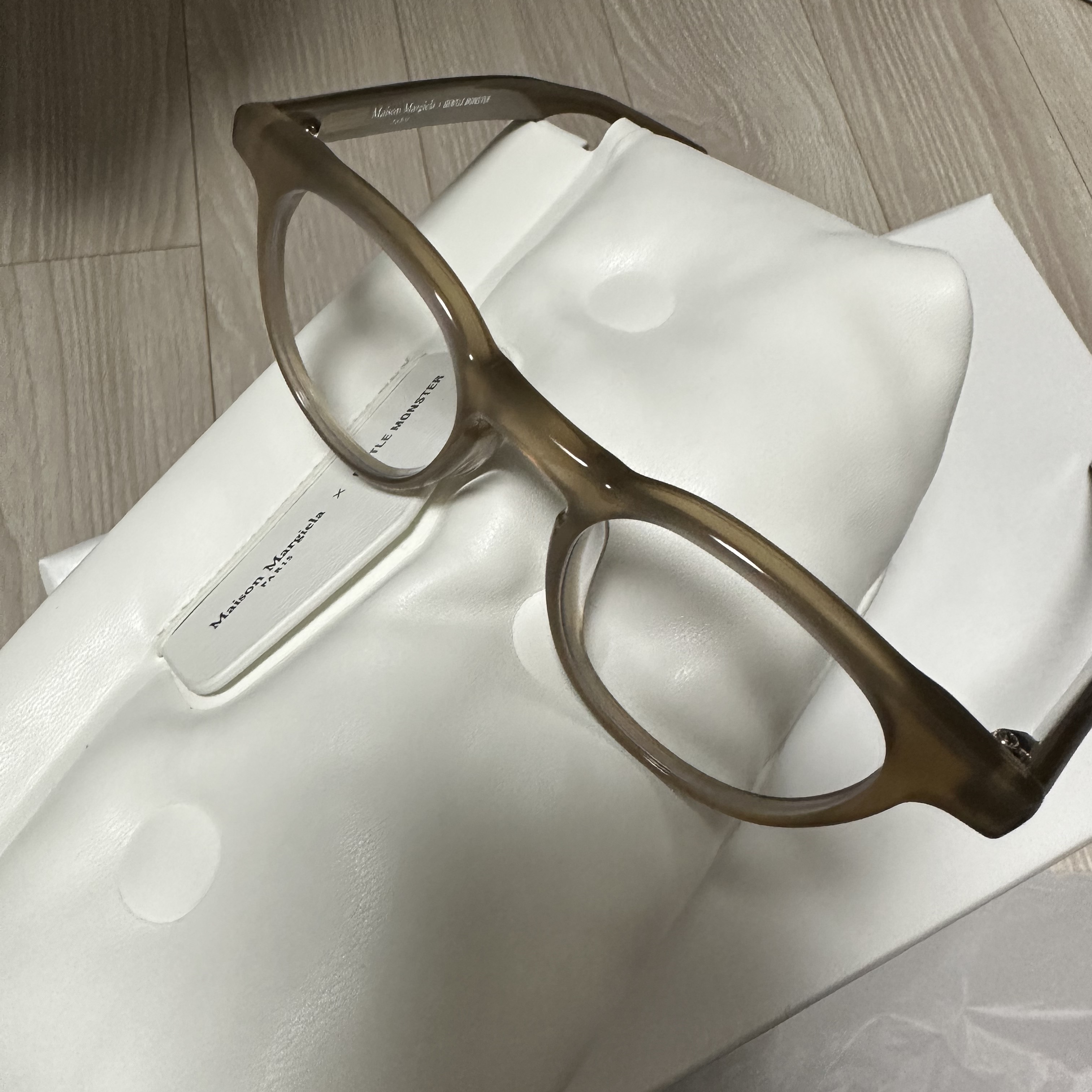 Gentle Monster x Maison Margiela MM009 Clear Brown, Gentle Monster x Maison Margiela MM009 Clear Black 착용 스타일 - 1