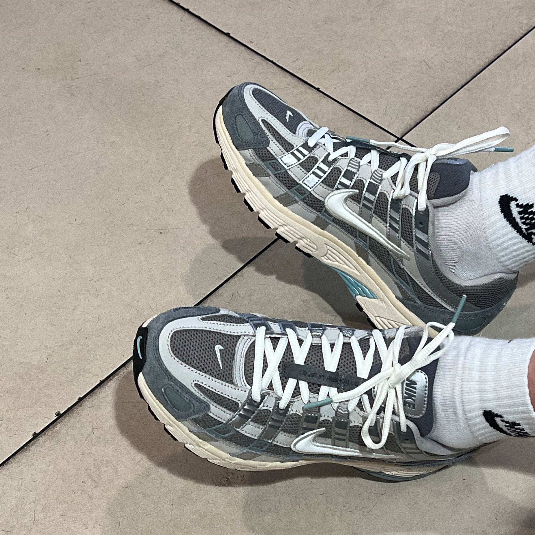 Nike P-6000 Flat Pewter Light Iron Ore 착용 스타일