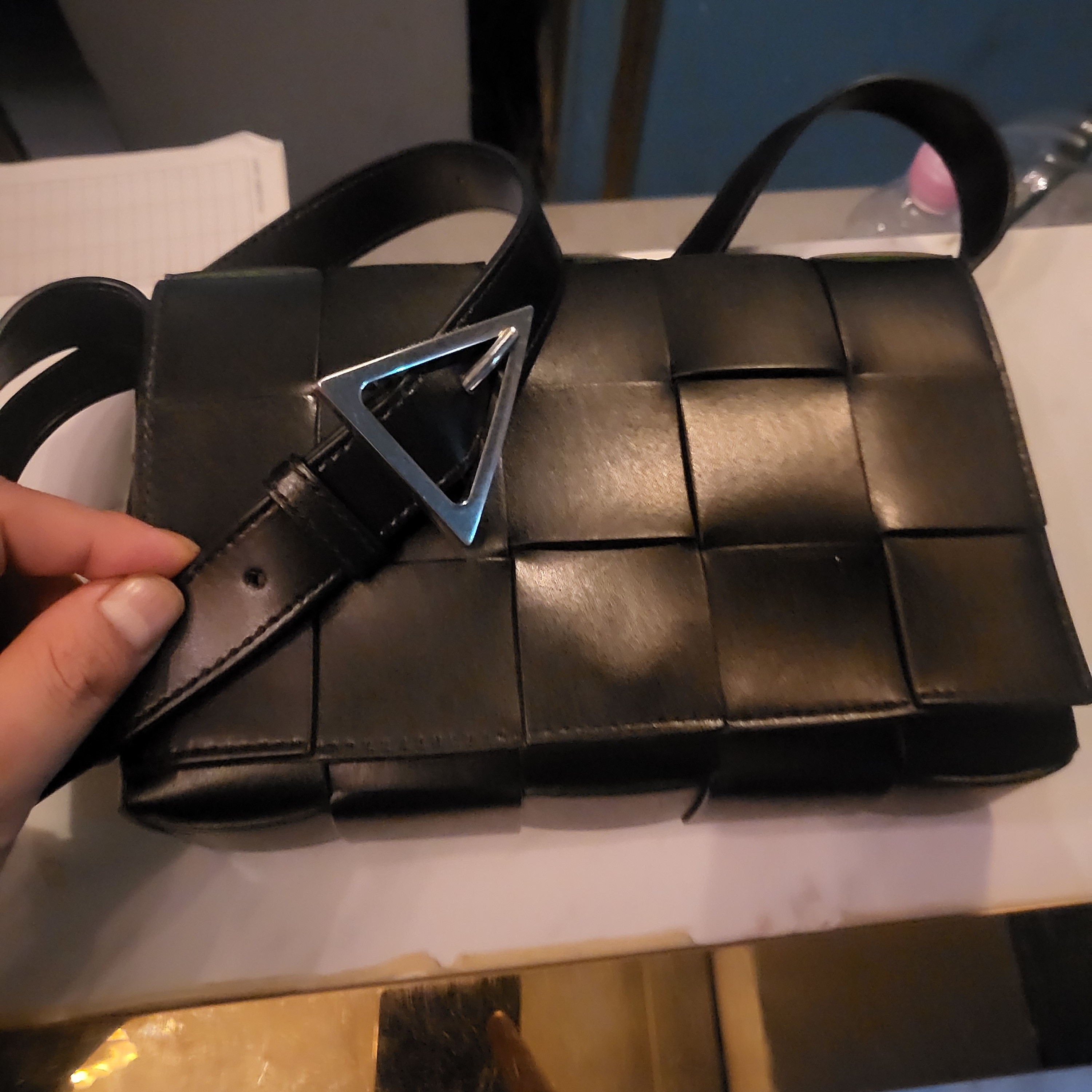 Bottega Veneta Leather Crossbody Cassette Black Parakeet 착용 스타일