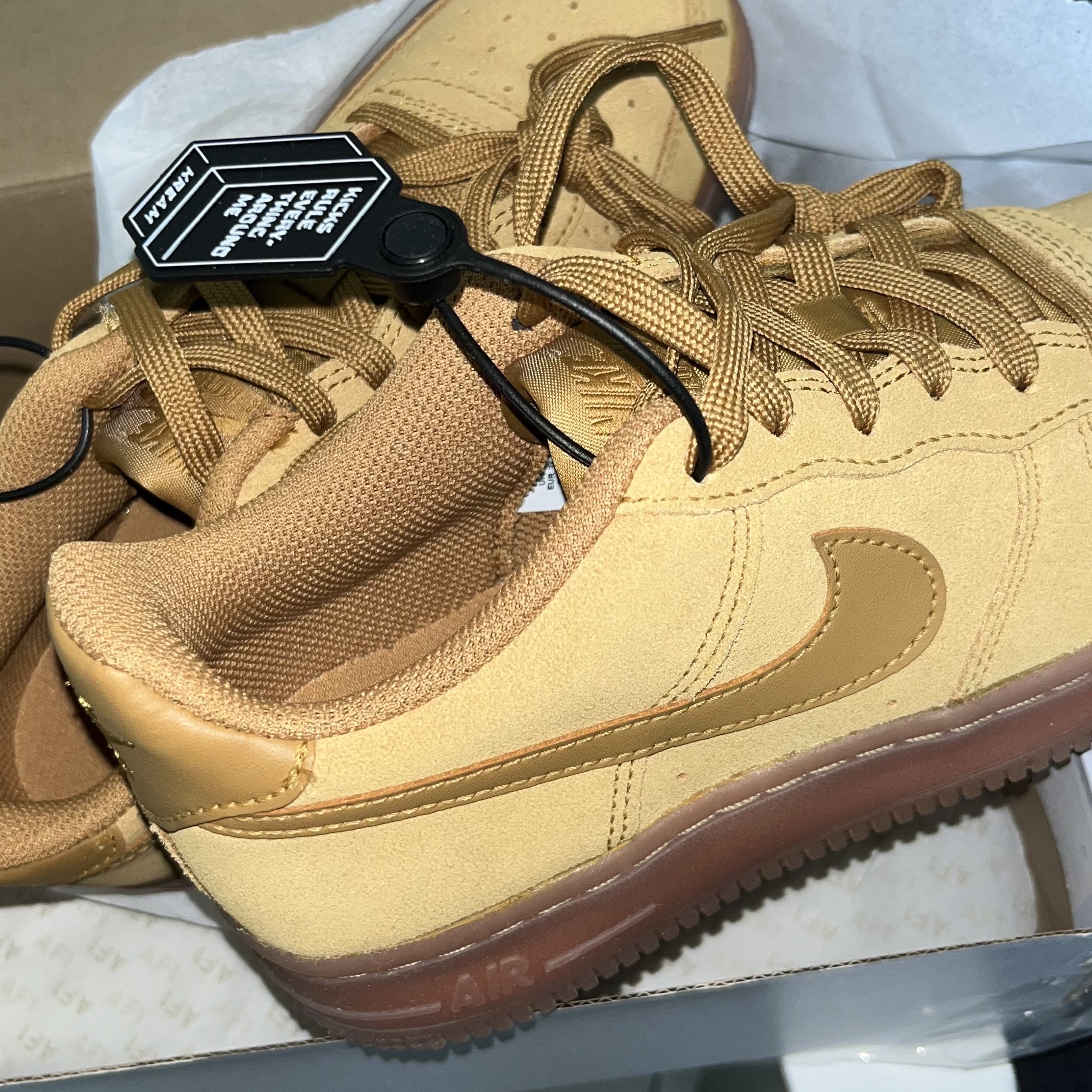 (GS) Nike Air Force 1 LV8 3 Wheat 착용 스타일