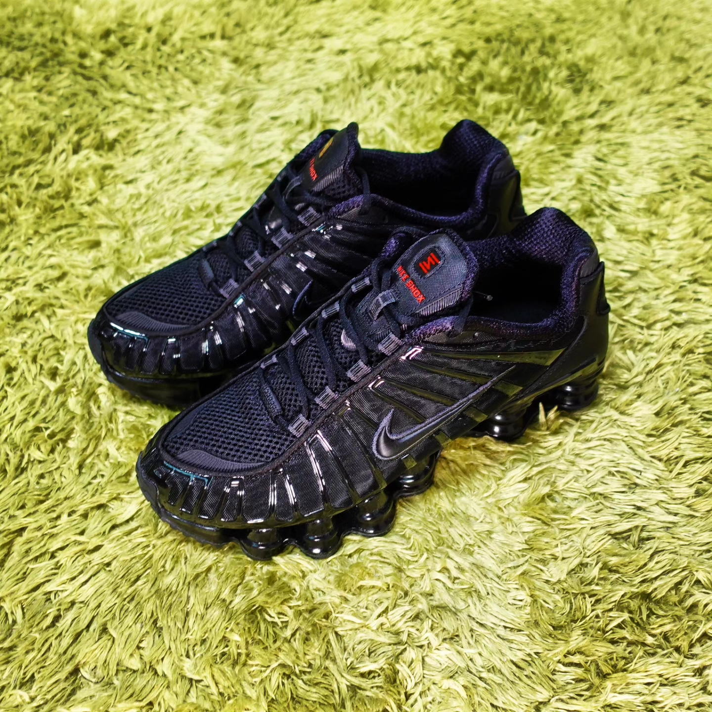 (W) Nike Shox TL Black and Max Orange 착용 스타일 - 2