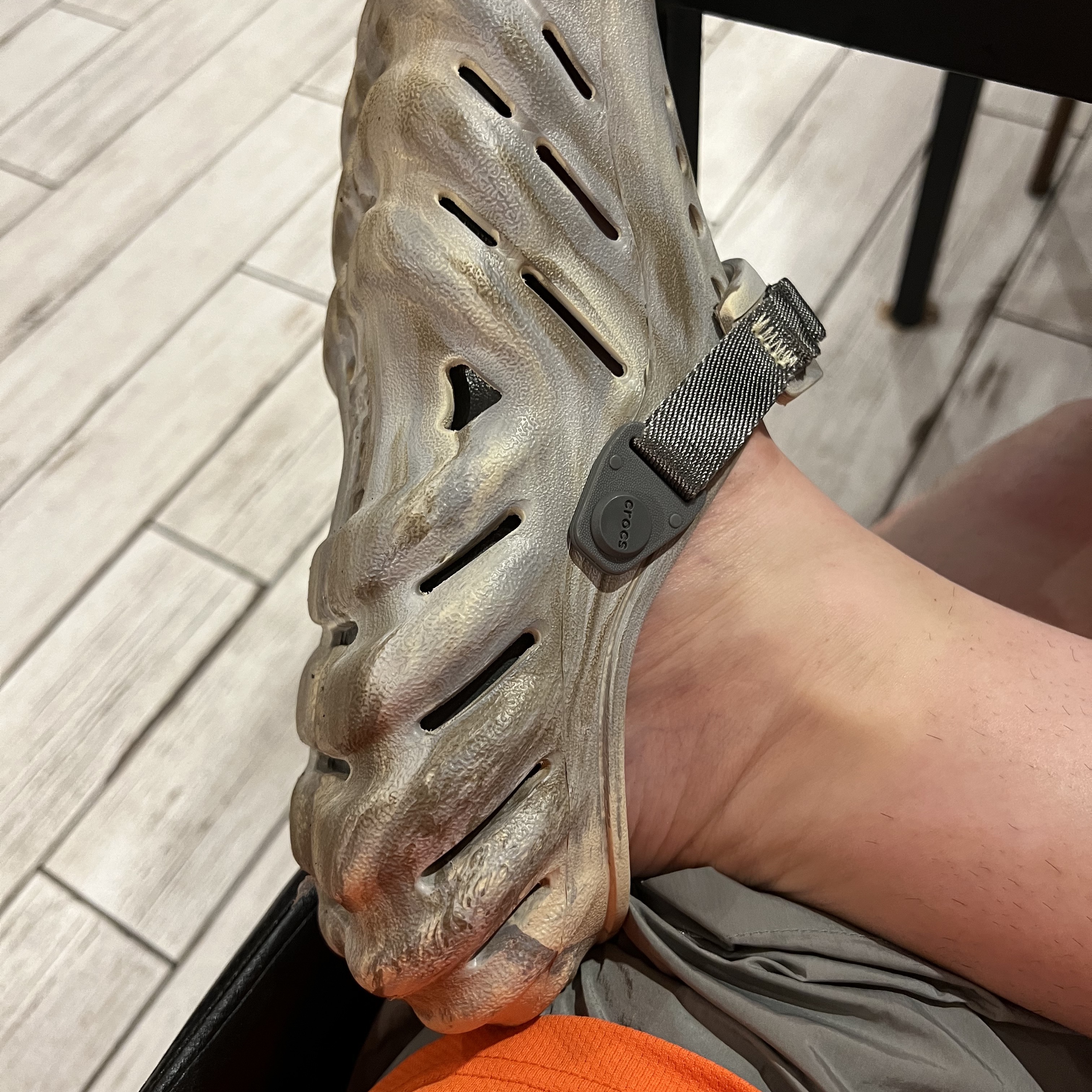 Crocs Echo Marbled Clog Bone Multi 착용 스타일