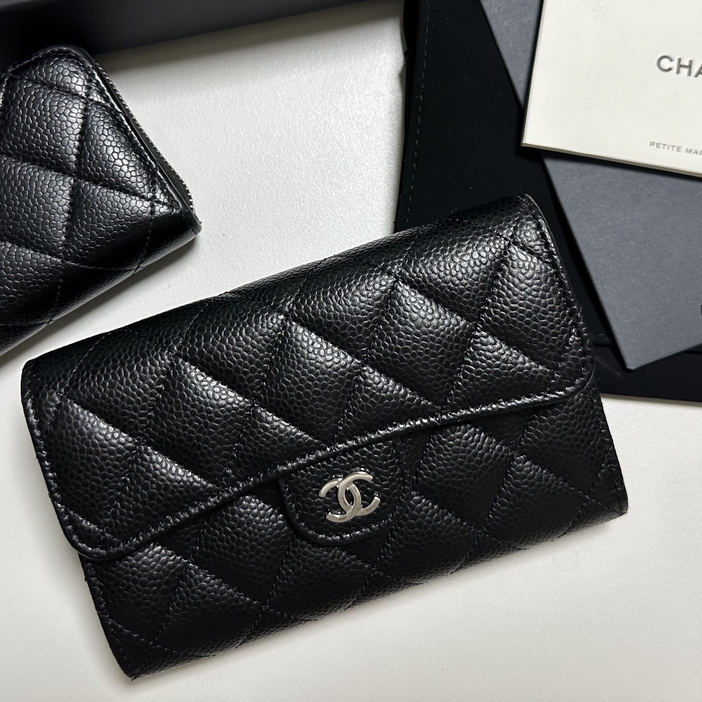 Chanel Classic Flap Wallet Grained Calfskin & Silver Black 착용 스타일