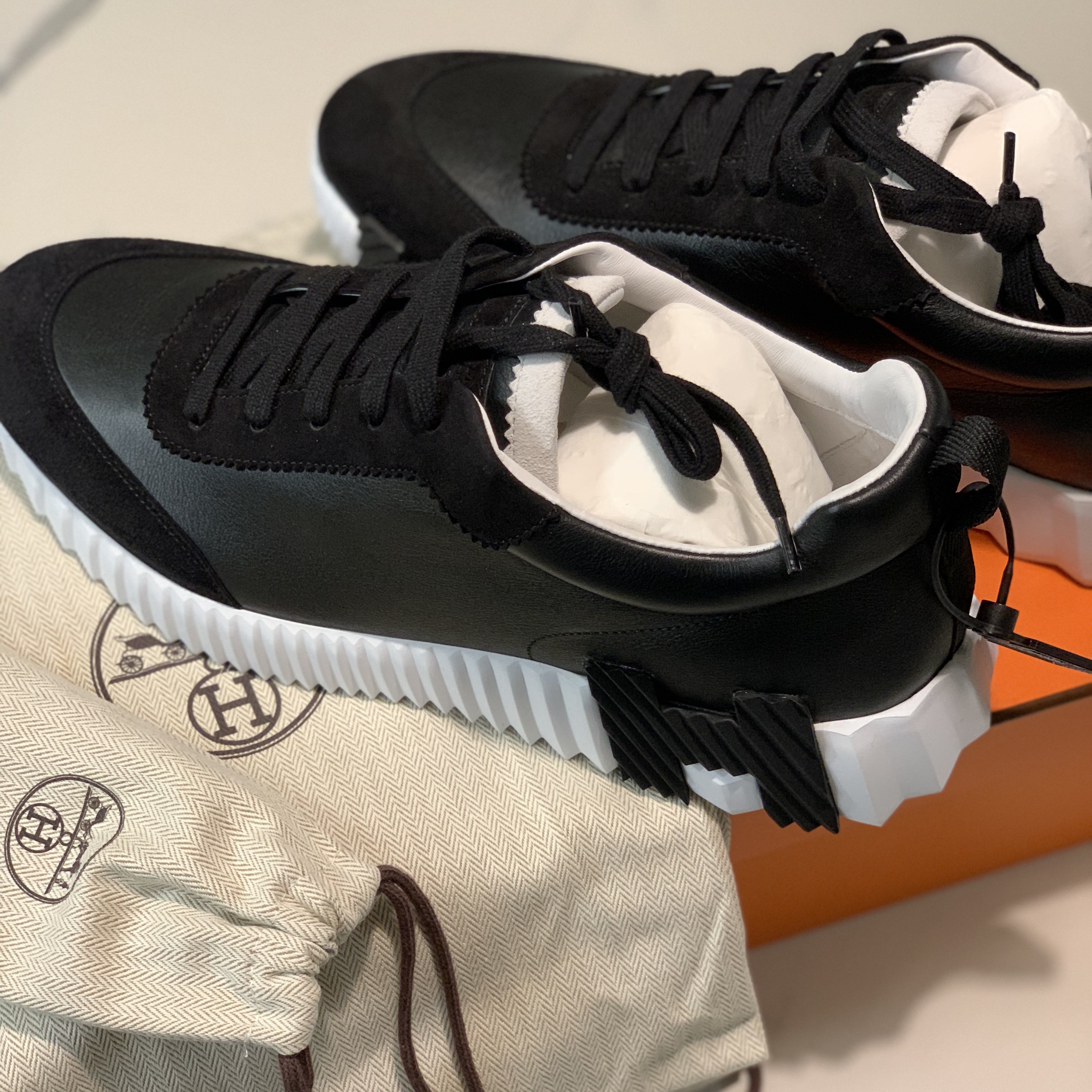 Hermes Bouncing Sneakers Calfskin Suede Goatskin & Noir 착용 스타일 - 1