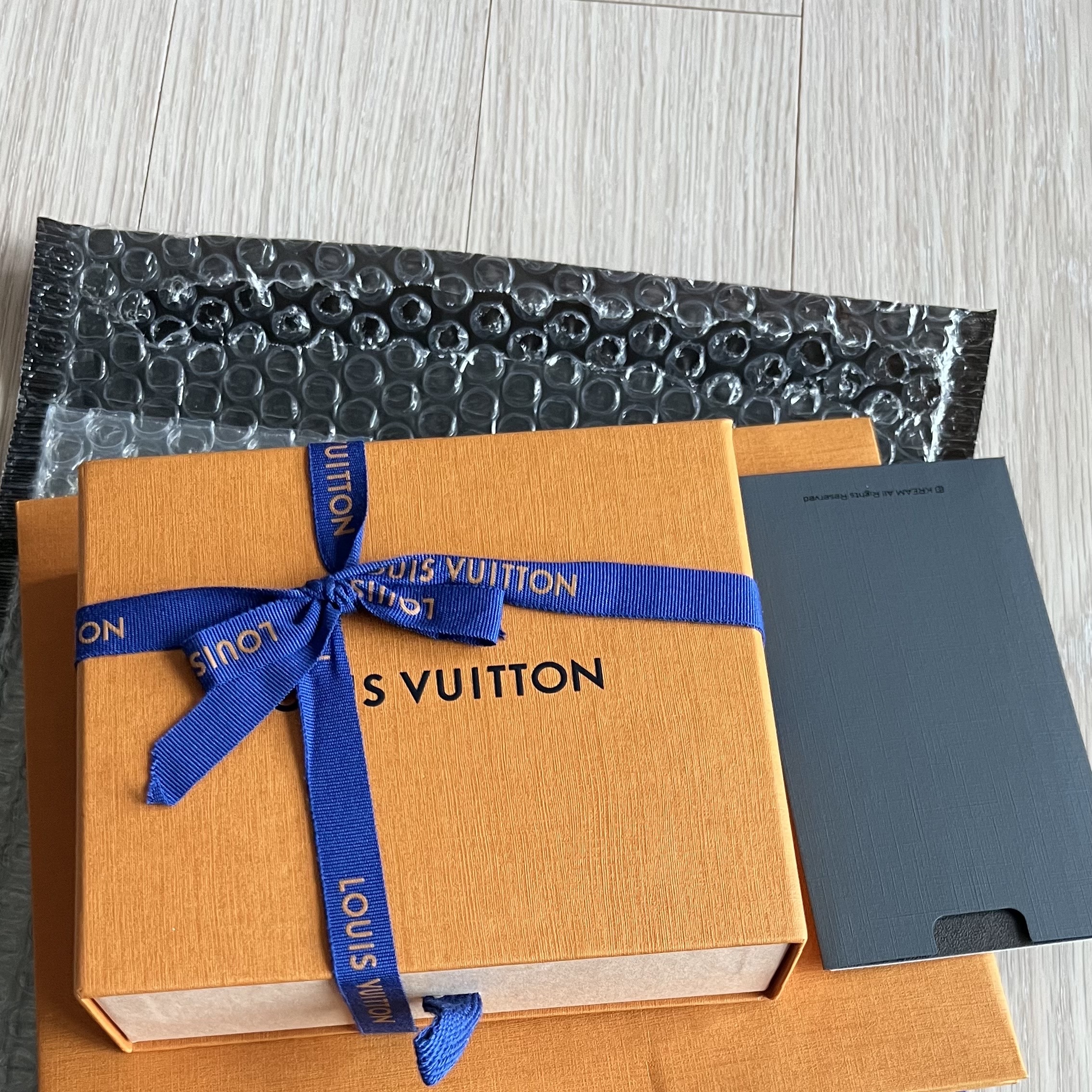 Louis Vuitton Envelope Business Card Holder Monogram 착용 스타일 - 1