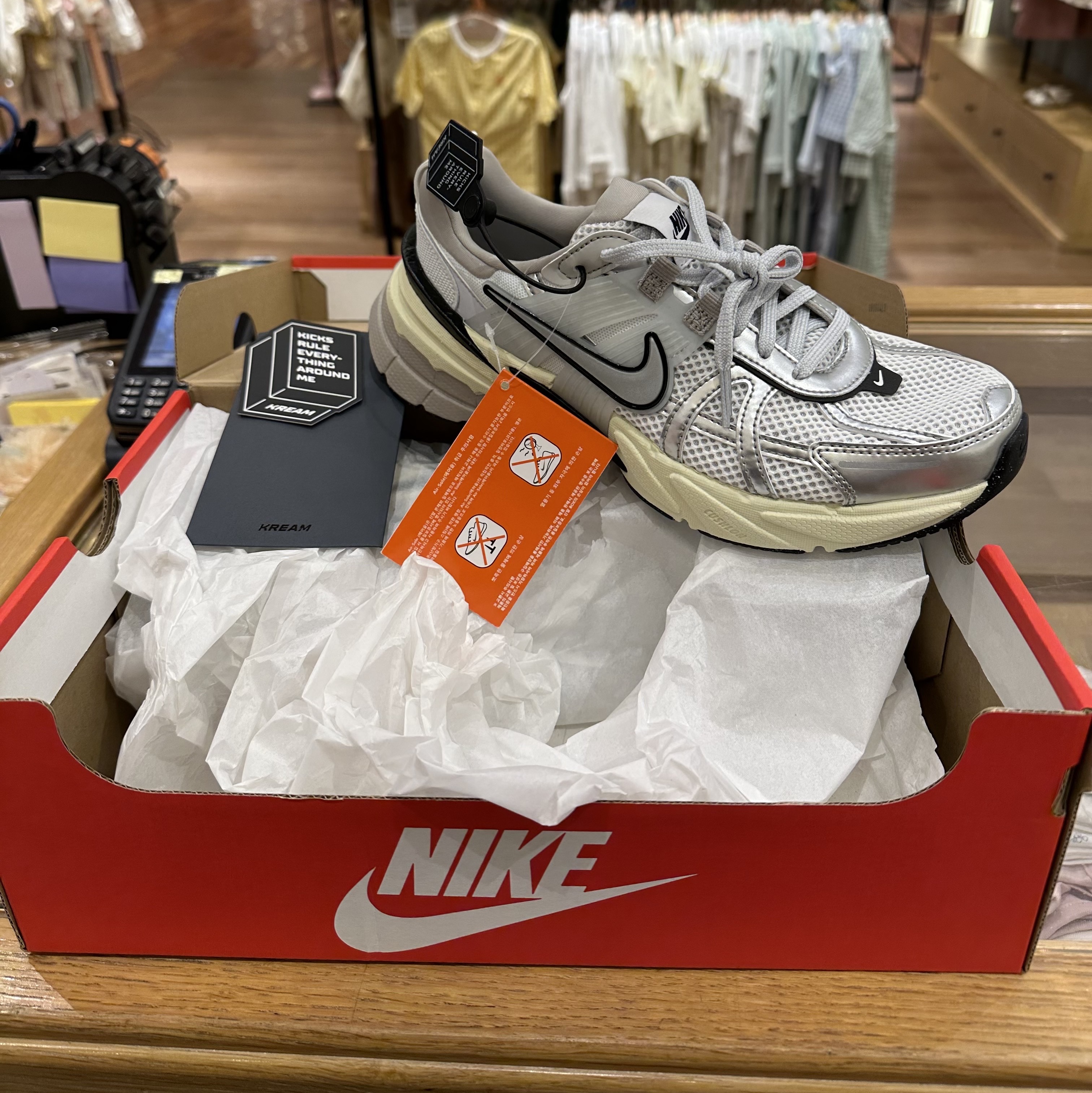 Nike V2K Run Summit White Metallic Silver 착용 스타일