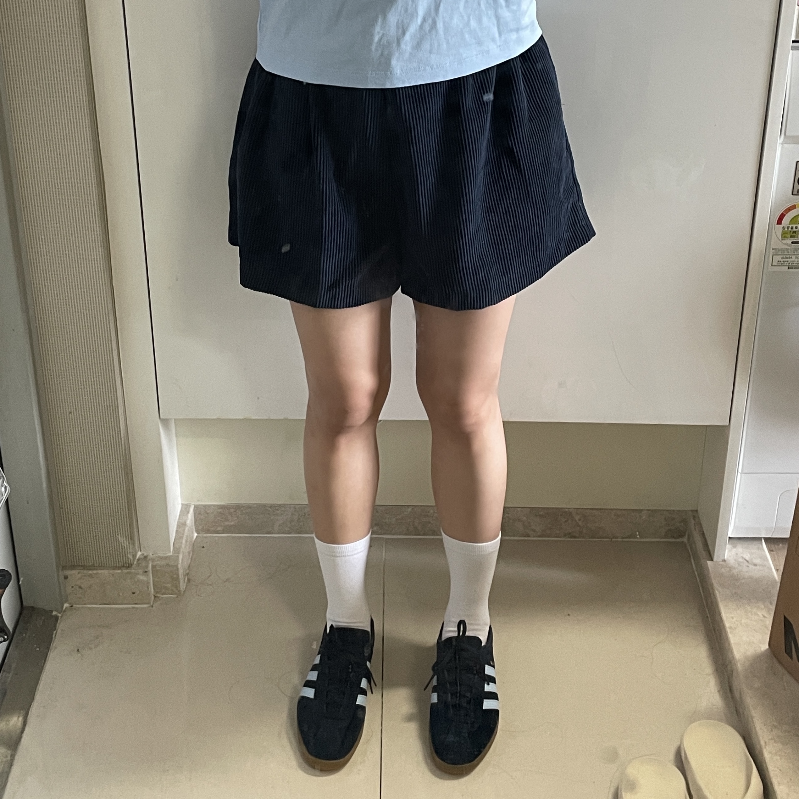 Adidas Berlin Collegiate Navy Pantone, (W) Adidas x Sporty & Rich T-Shirt Clear Sky - US Sizing 착용 스타일