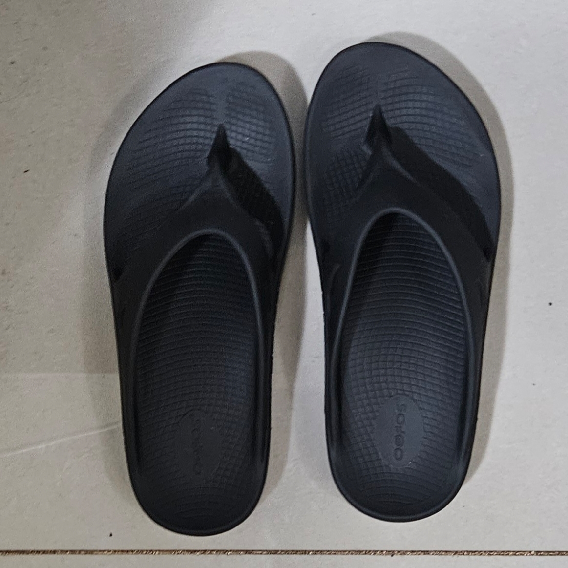 Oofos OOriginal Black 착용 스타일