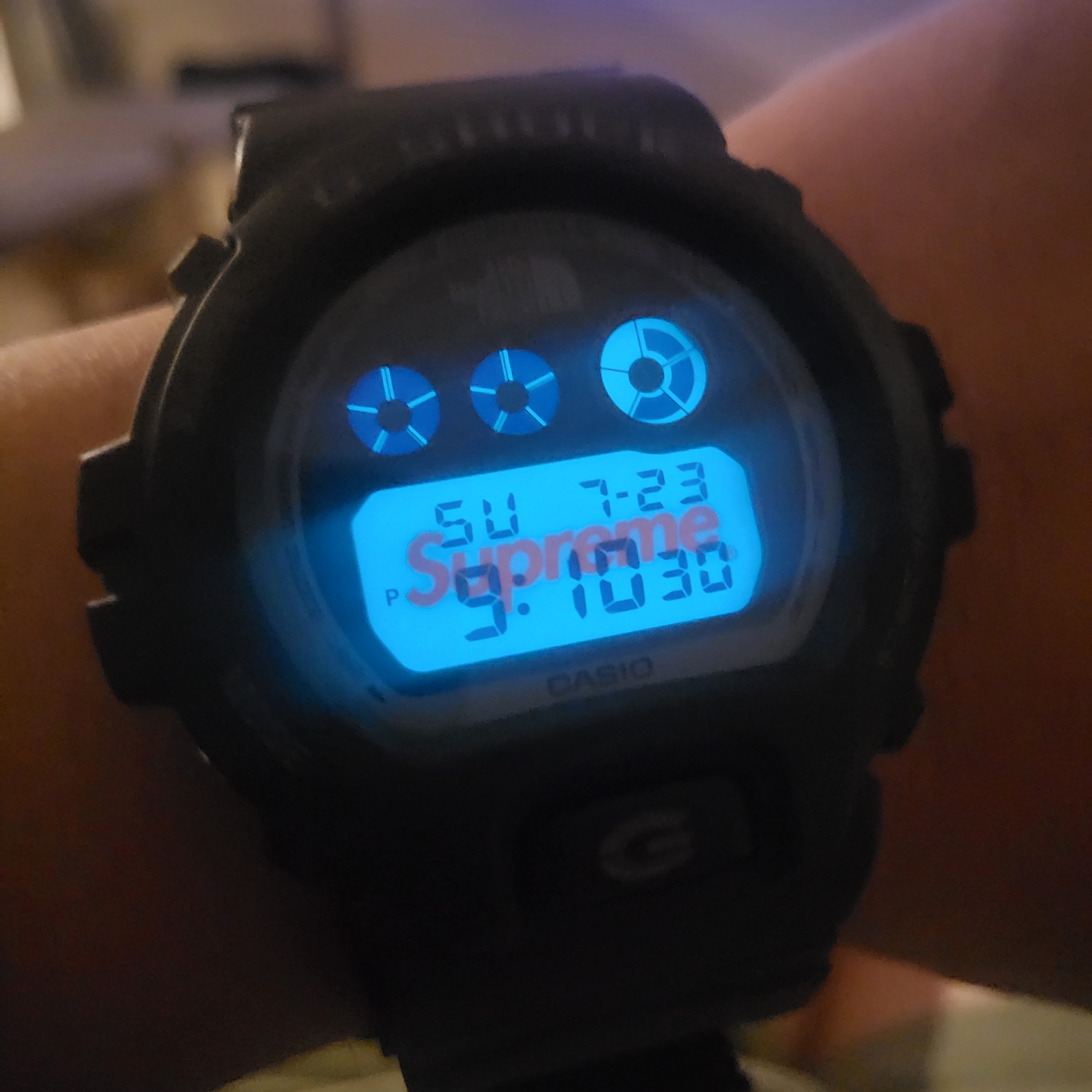 Casio G-Shock x Supreme x The North Face DW-6900 Black 착용 스타일