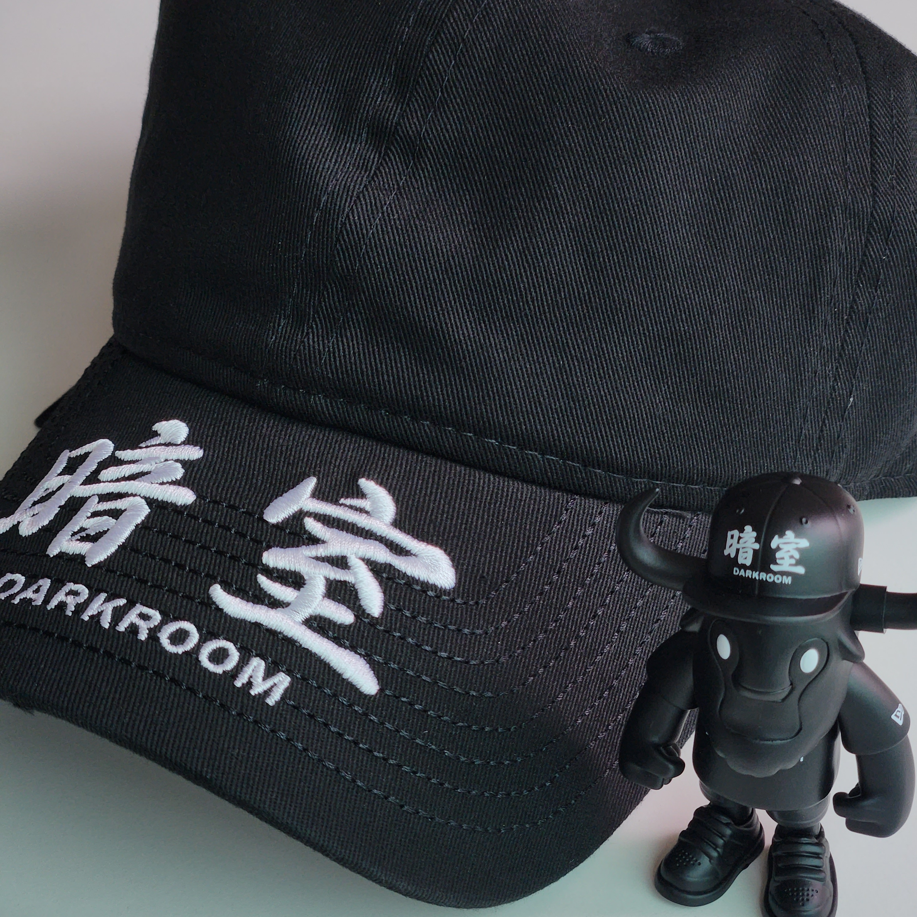 Darkr8m Studio x New Era FFALO Figure Black 착용 스타일