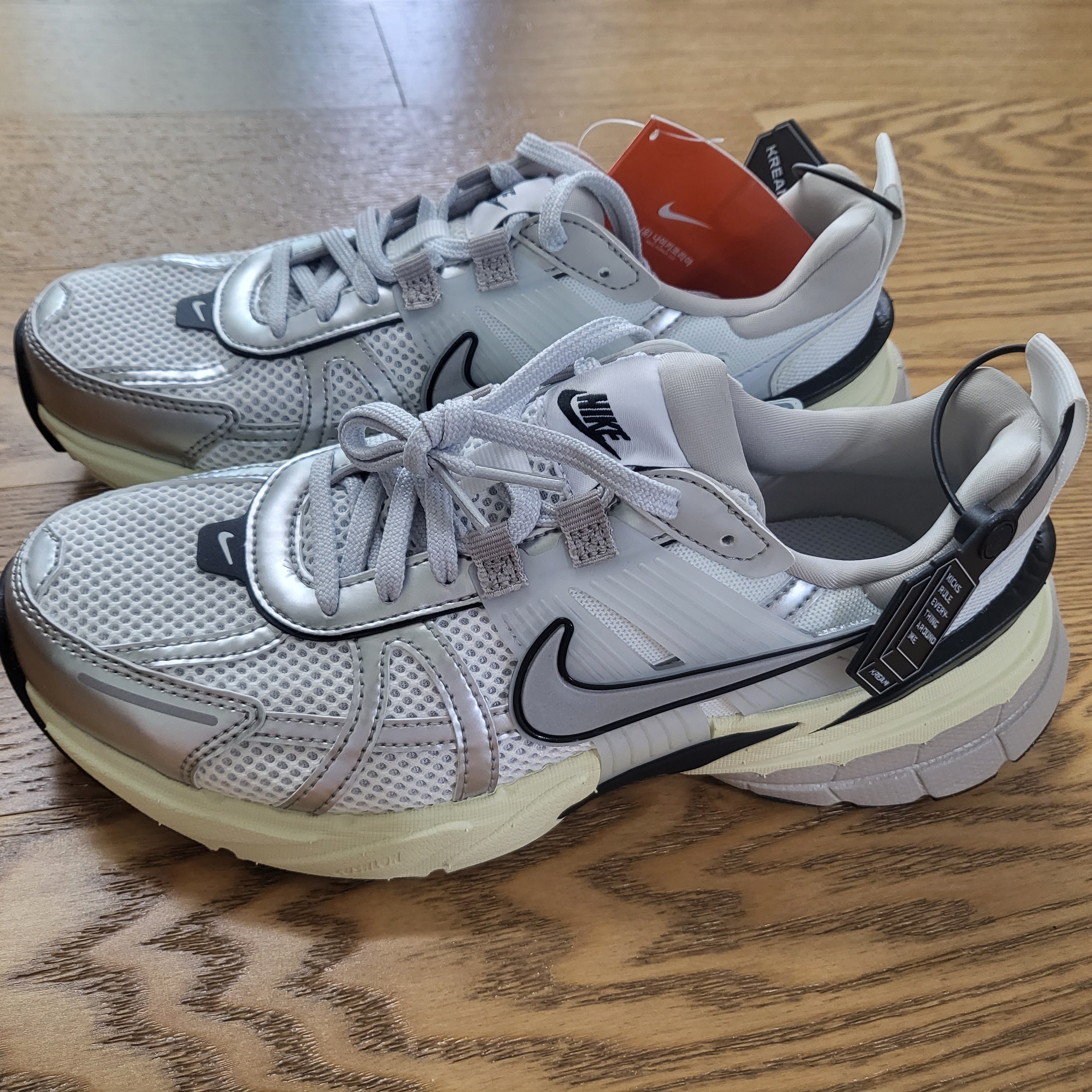 Nike V2K Run Summit White Metallic Silver 착용 스타일