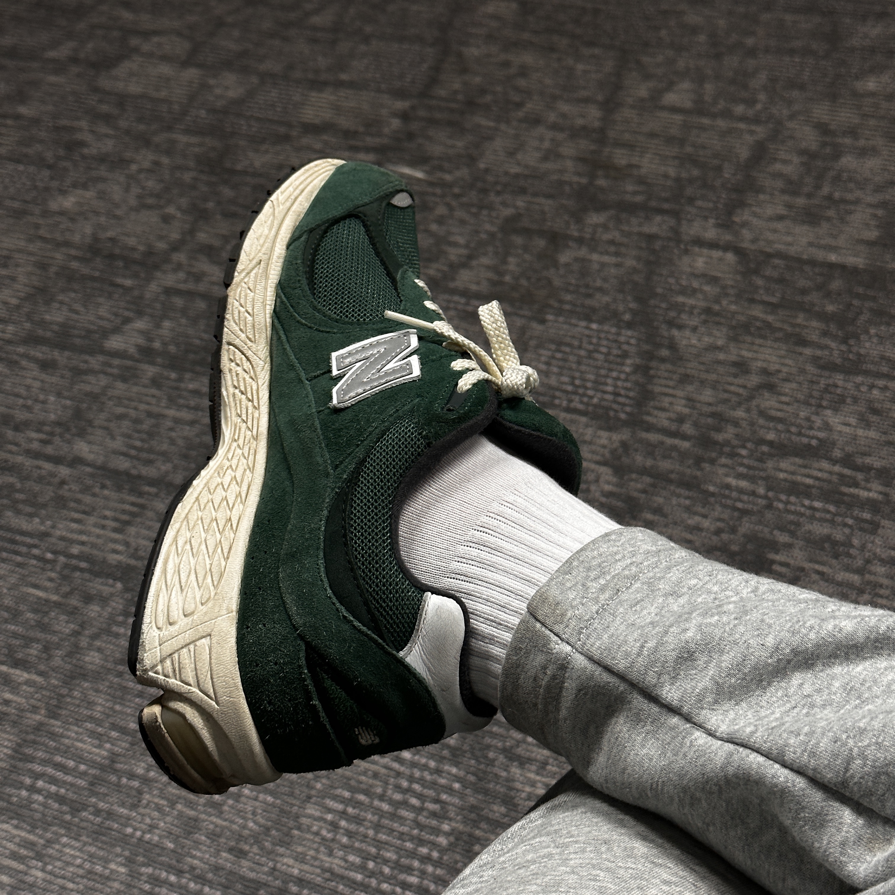 New Balance 2002R Nightwatch Green 착용 스타일