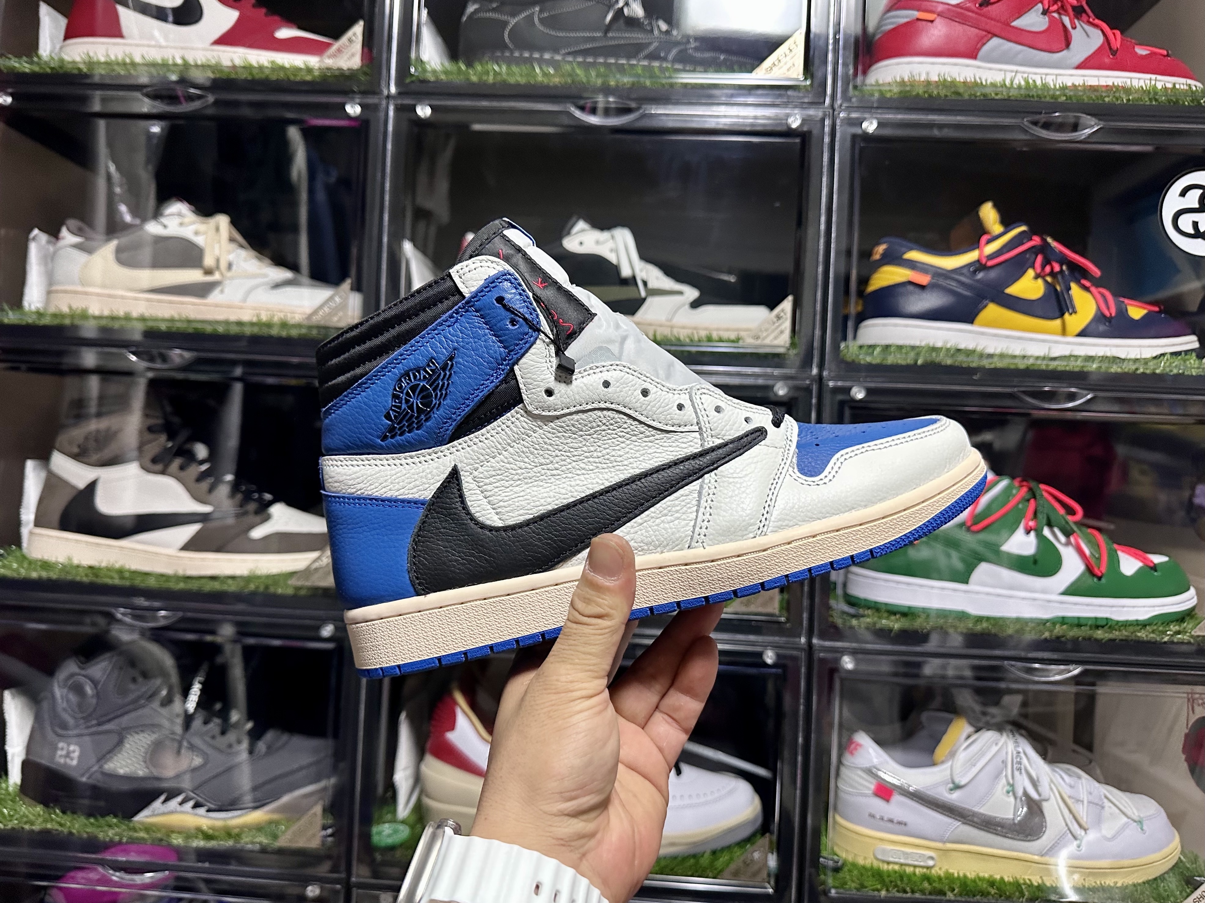 Jordan 1 x Travis Scott x Fragment Retro High OG SP Military Blue 착용 스타일