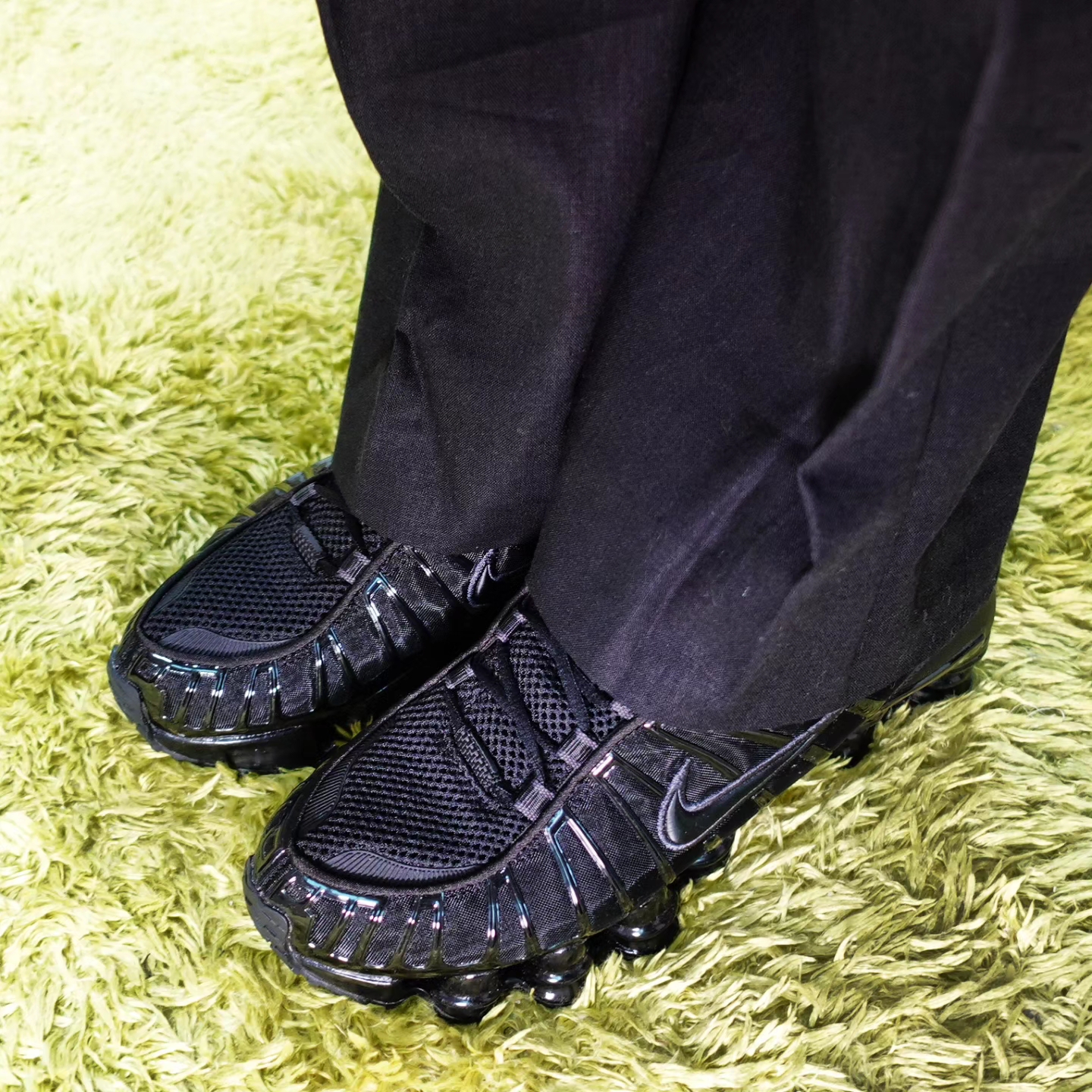 (W) Nike Shox TL Black and Max Orange 착용 스타일 - 3