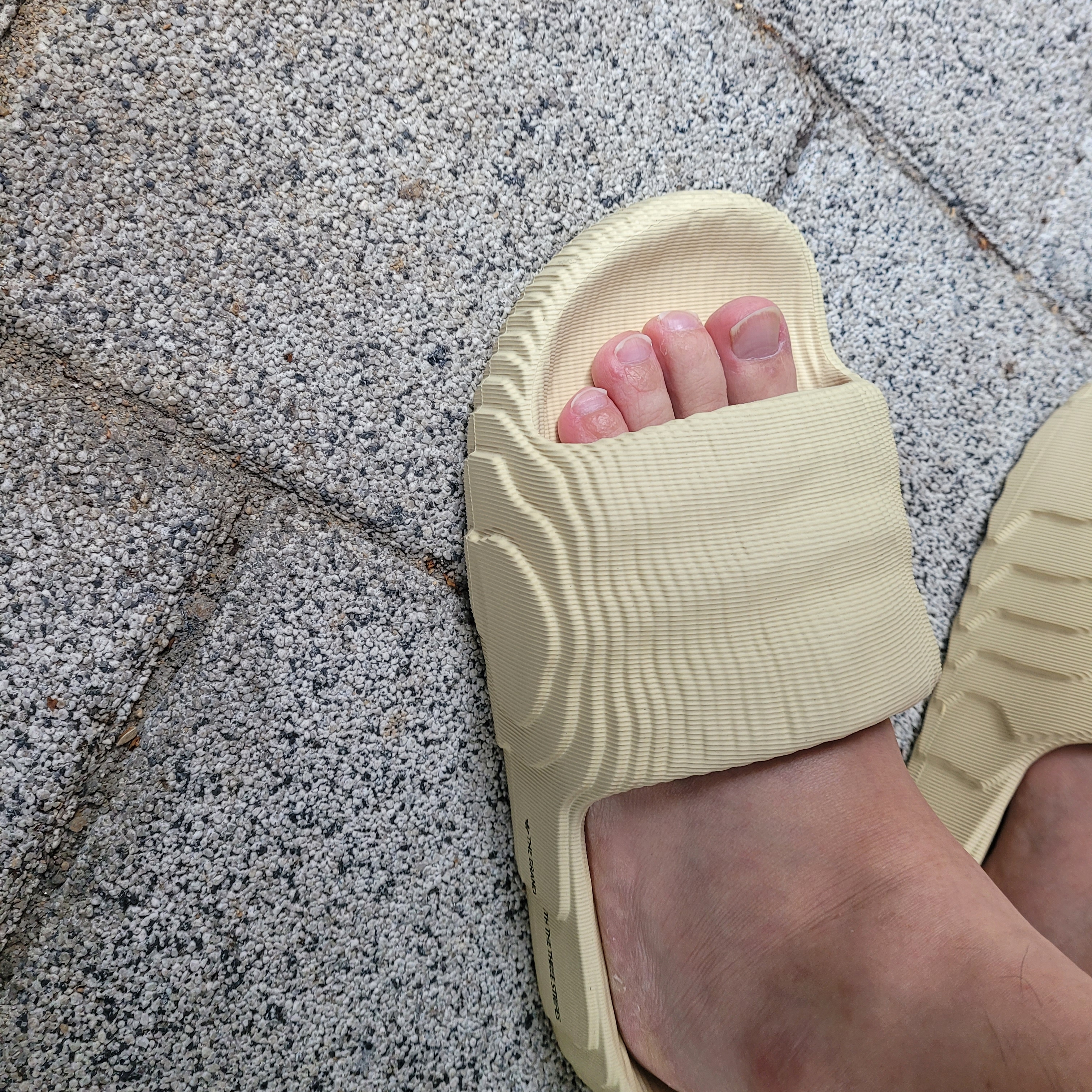 Adidas Adilette 22 Desert Sand 착용 스타일 - 1