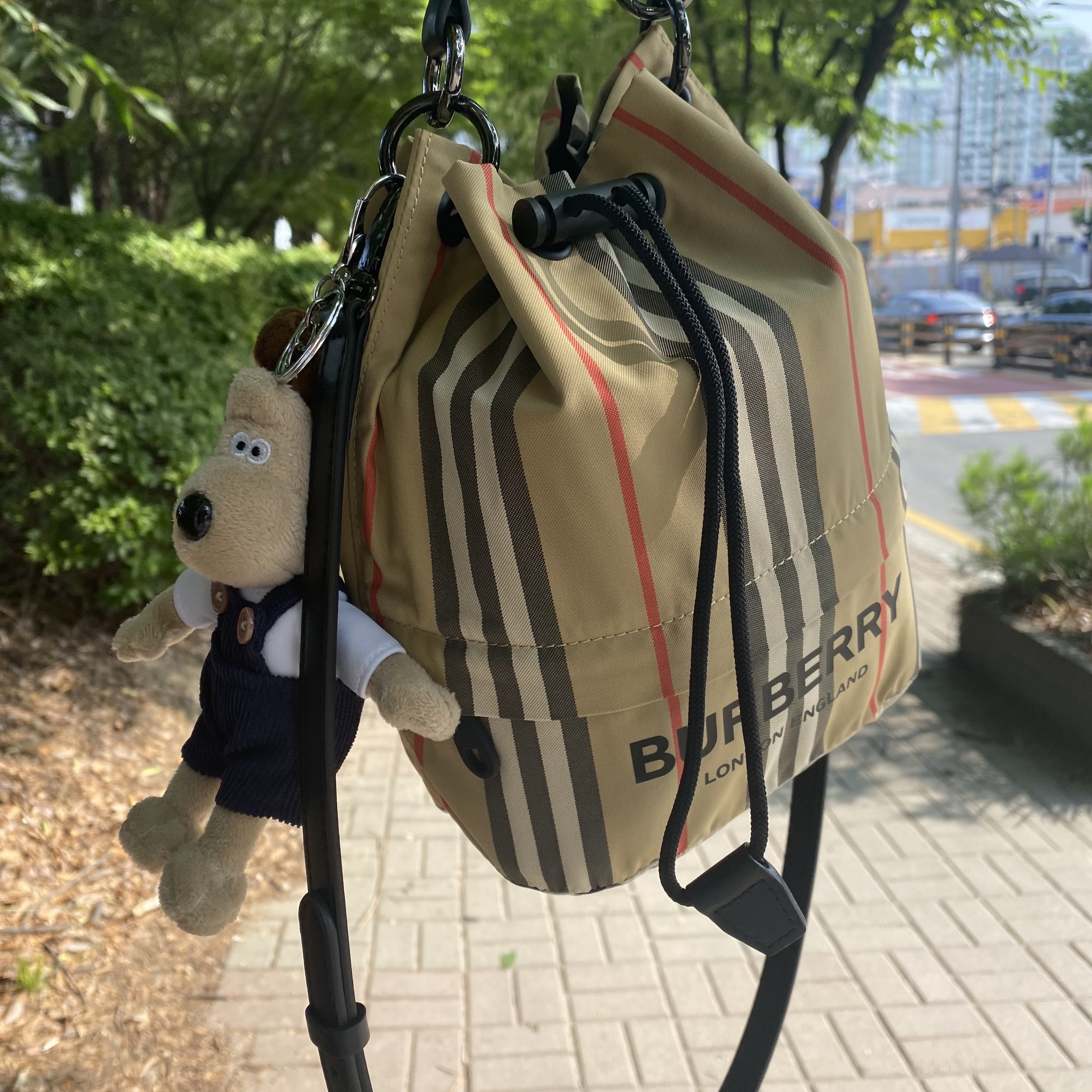 Burberry Icon Stripe Econyl Drawcord Pouch Archive Beige 착용 스타일