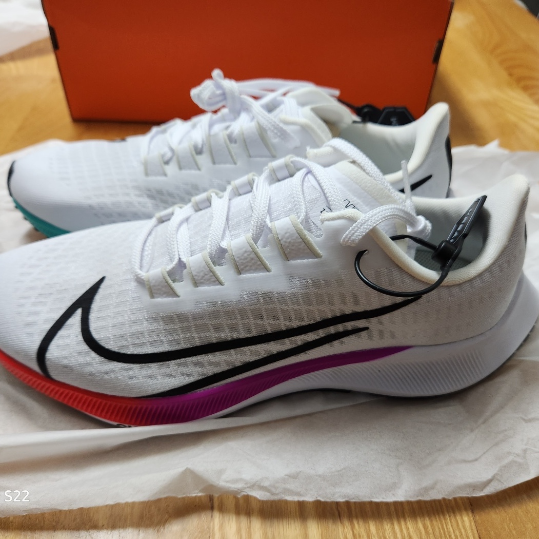 Nike Air Zoom Pegasus 37 White Hyper Violet 착용 스타일