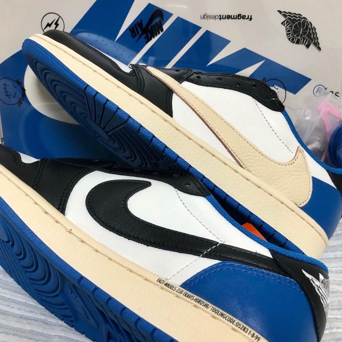 Jordan 1 x Travis Scott x Fragment Retro Low OG SP Military Blue 착용 스타일 - 1