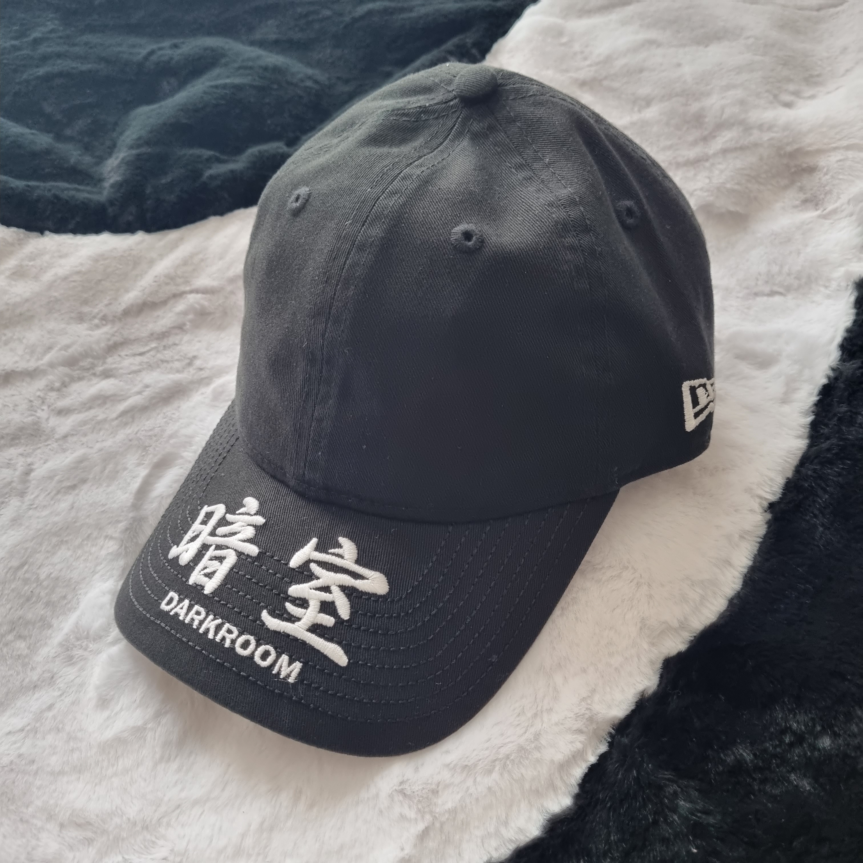 Darkr8m Studio x New Era Unstructured Ball Cap Black 착용 스타일