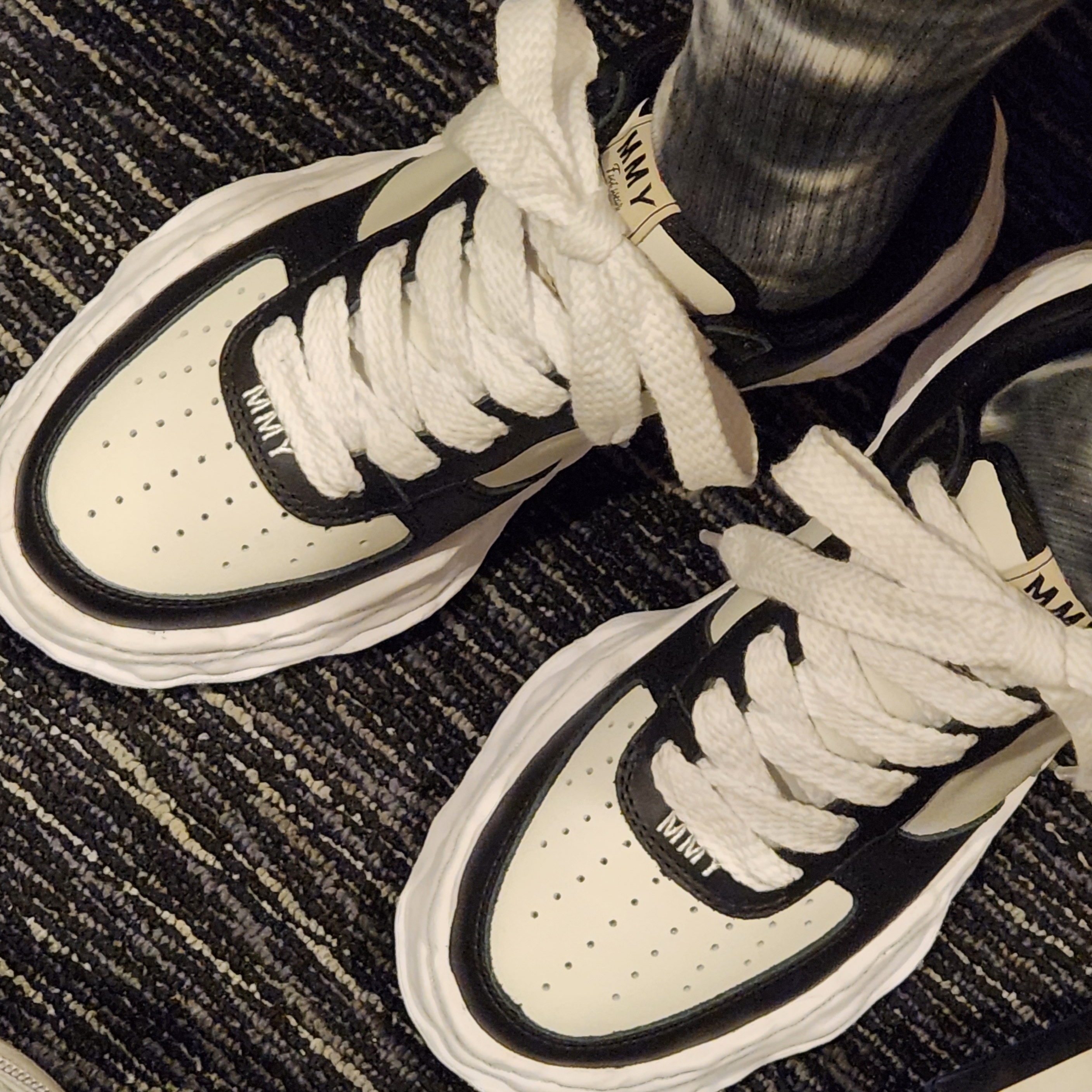 Maison Mihara Yasuhiro Wayne OG Sole Leather Low-top Sneakers Black White 착용 스타일 - 1