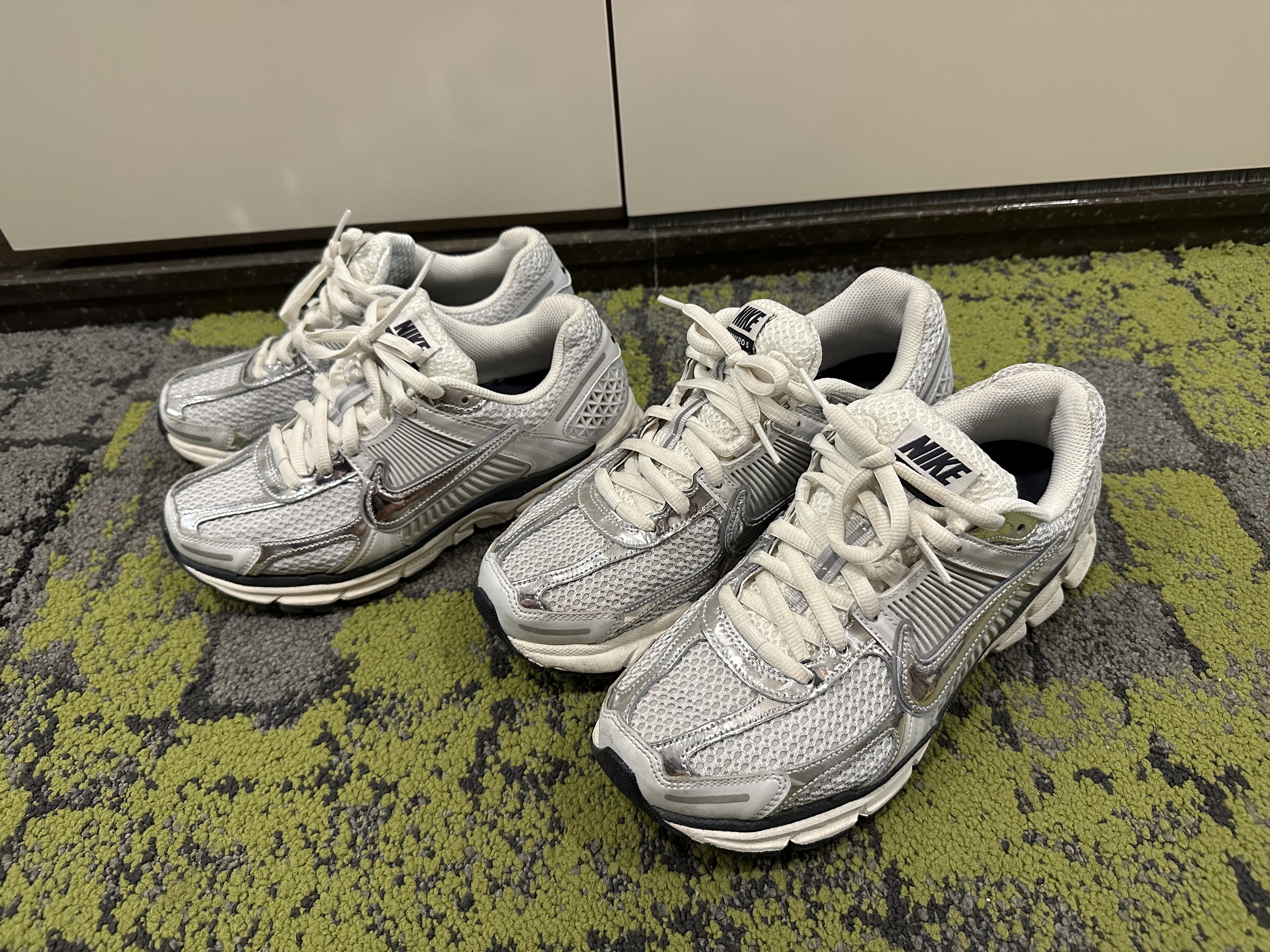 (W) Nike Zoom Vomero 5 Photon Dust and Metallic Silver 착용 스타일 - 1
