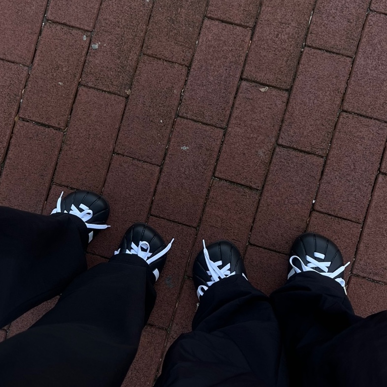 Adidas Adilette Clog Black White 착용 스타일