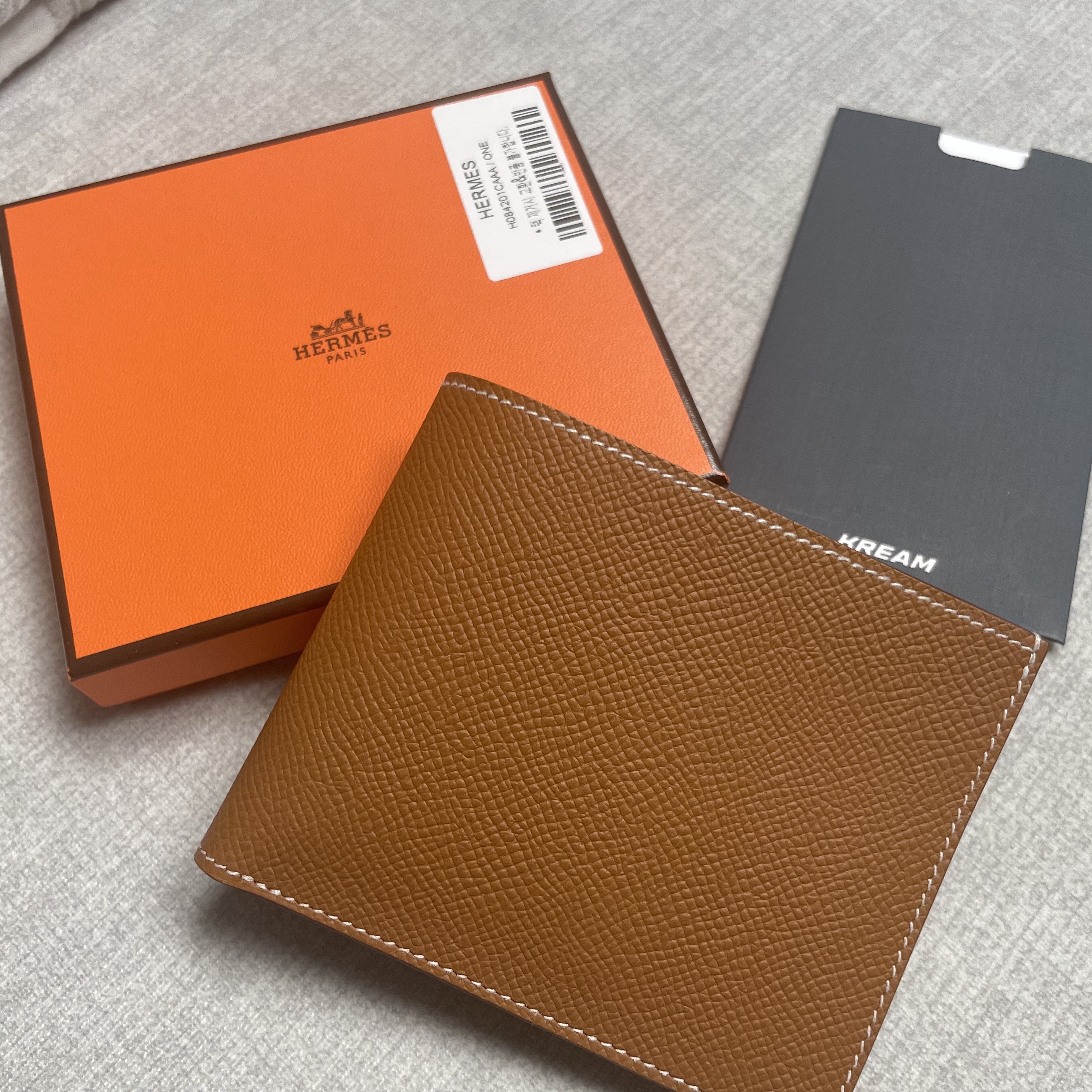 Hermes Citizen Twill Compact Wallet Epsom & Gold Bleu France Bleu Saphir 착용 스타일 - 1